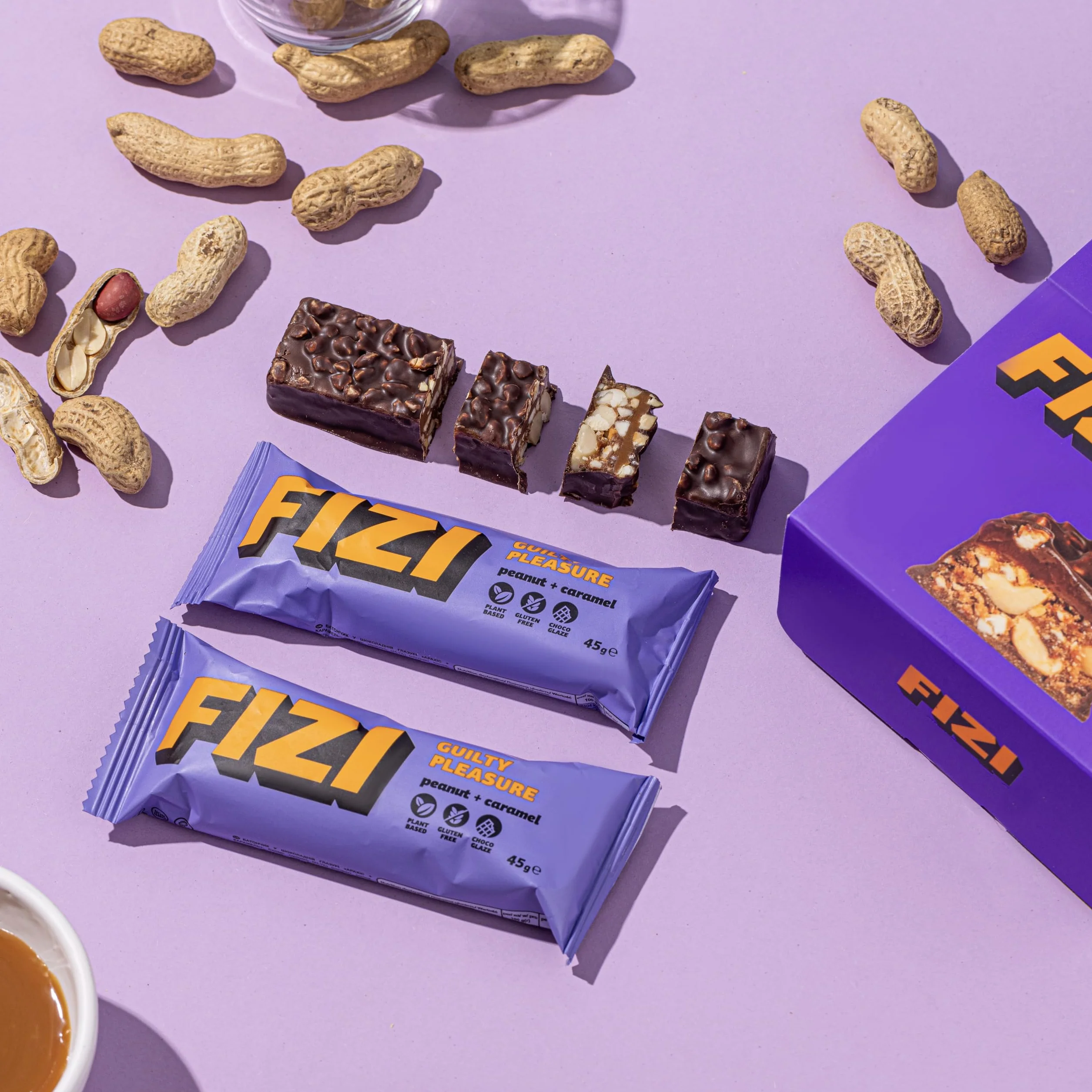 FIZI Czekoladowe Batony Wegańskie Orzech Ziemny i Karmel, Baton na bazie roślin, w czekoladowej polewie, Bez rafinowanego cukru, Bez glutenu, Bez GMO, Bez laktozy, Idealna przekąska w podróży (10x45g)