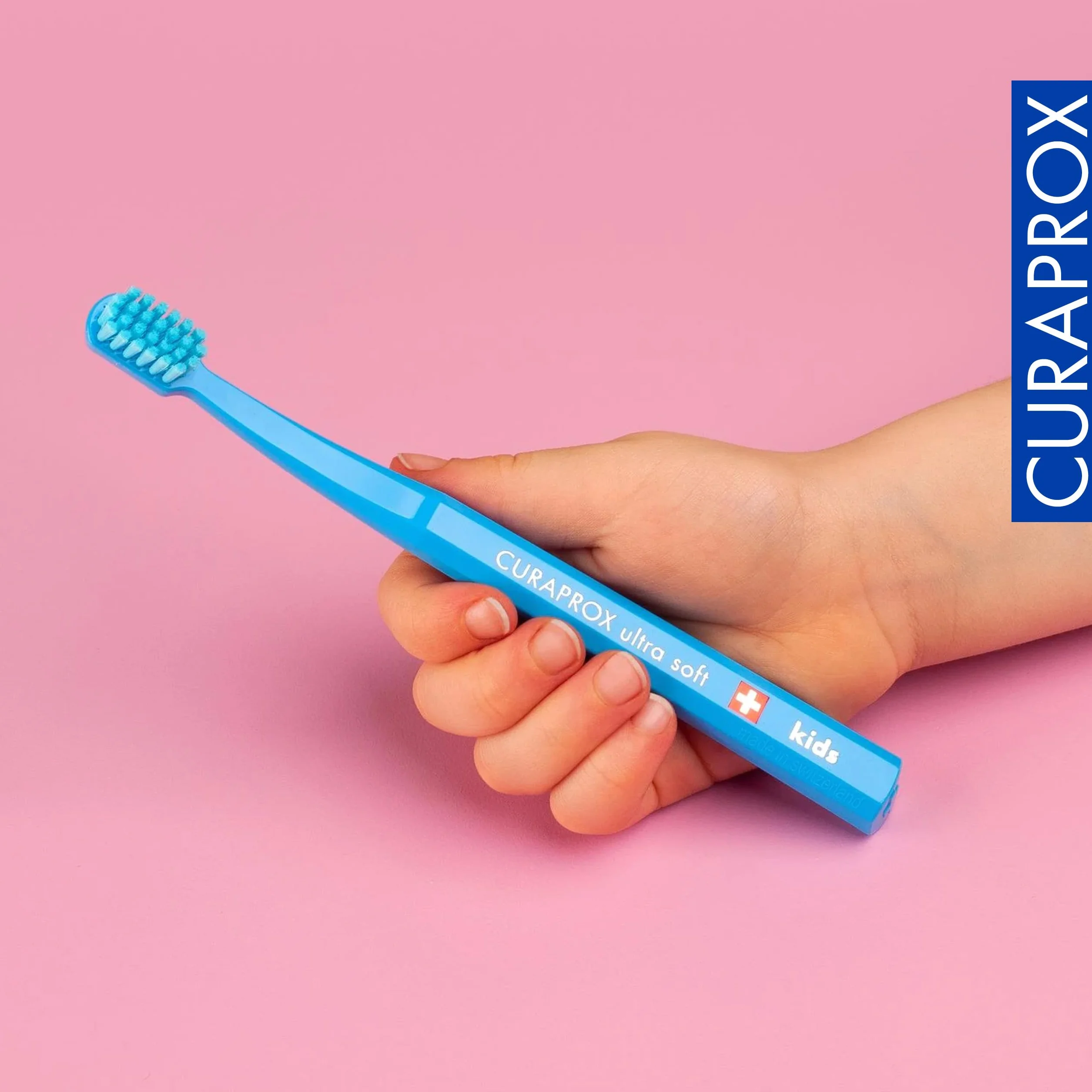Curaprox CS Kids Toothbrush-dla dzieci w wieku 4-12 lat/Ultra miękkie delikatne czyszczenie / 5500 włókien Curen® / Niebieski/pojedyncze opakowanie/Made in Switzerland