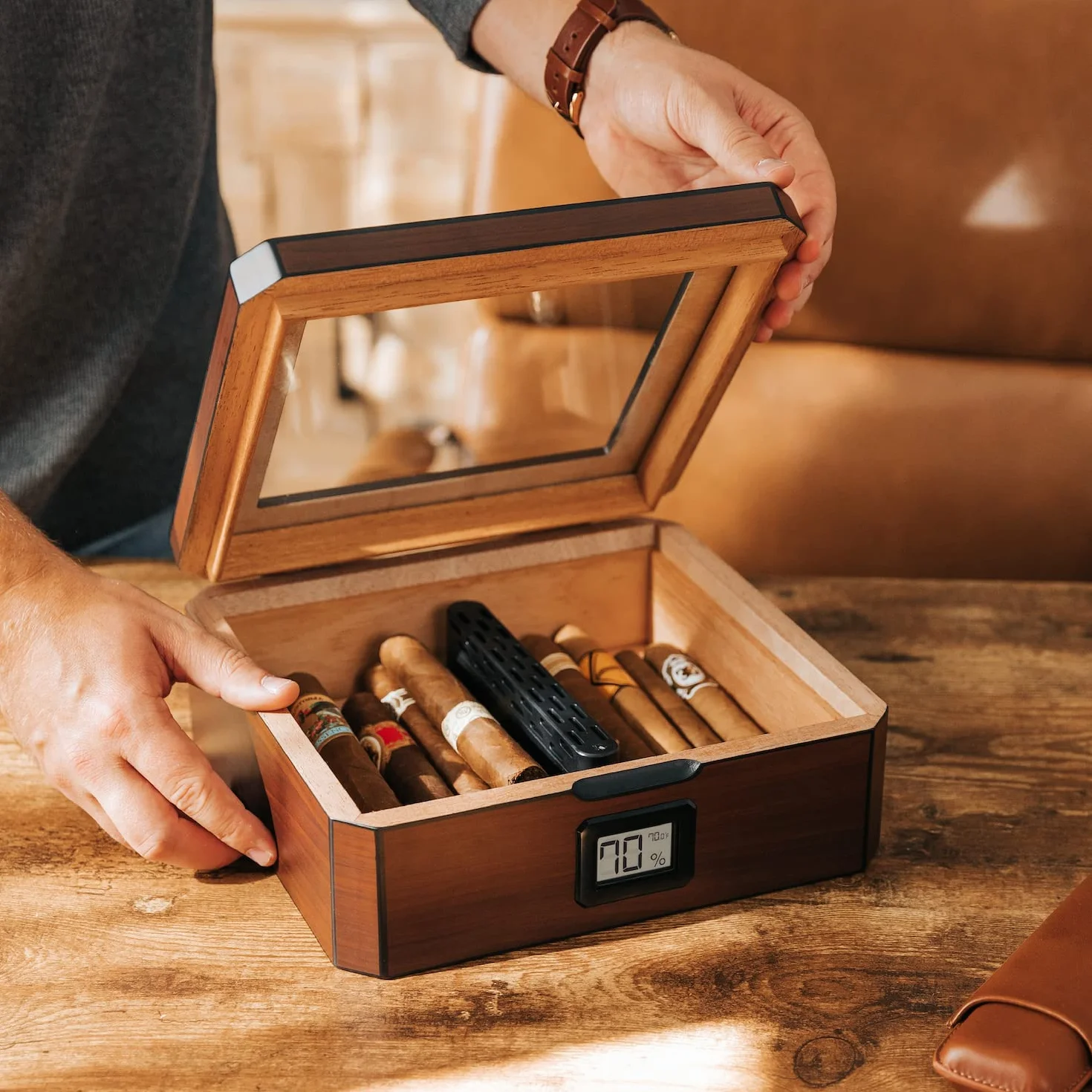 MAG Humidor Biurkowy Orzech Włoski Szklany Blat Magnetyczny Ośmiokątny Cyfrowy Higrometr Cedr Hiszpański 20-30 Cygar