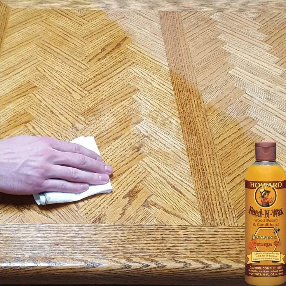 Feed N Wax Lakier do drewna i odżywka do drewna firmy Howard Furniture Feed BeesWax, wosk Carnauba i olejek pomarańczowy w jednym pakiecie 473 ml z profesjonalną ściereczką z mikrofibry (2 sztuki)