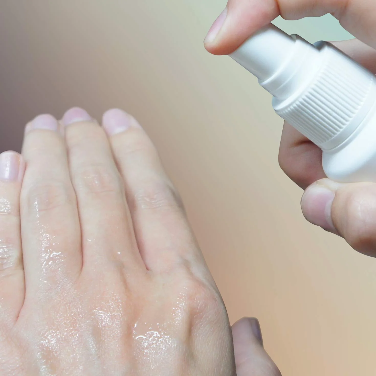 pjur med CLEAN spray higieniczny z antybakteryjną substancją czynną – do delikatnego czyszczenia skóry i okolic intymnych (100 ml)