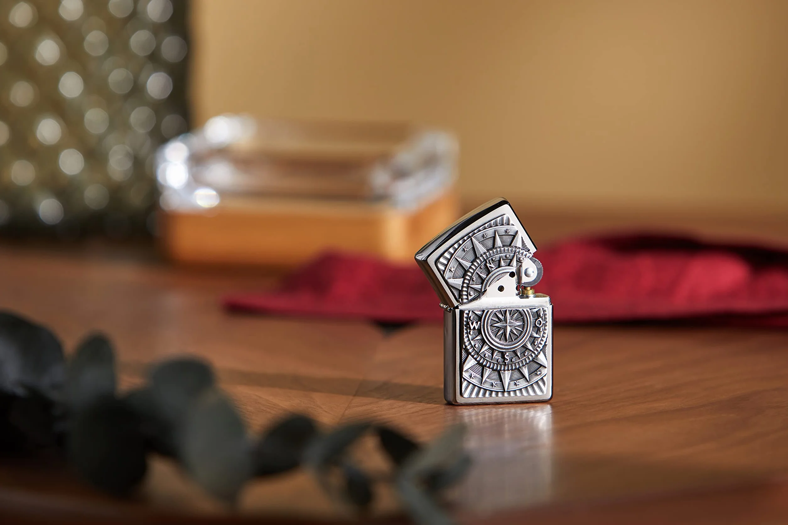 Zippo Zapalniczka Sztormowa, Emblemat Motywu z Kompasem, Szczotkowany Chrom, z Możliwością Napełniania, Wielokrotnego Użytku, Płomień Odporny na Wiatr, w Pudełku Prezentowym, Made in USA