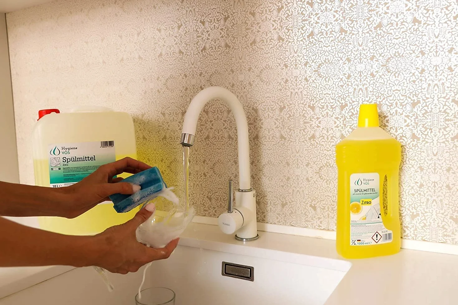 Hygiene Vos Środek do mycia naczyń Zitro 5 litrów. Przyjazny dla środowiska z wysoką mocą rozpuszczania tłuszczu. Idealny środek do mycia rąk dla gastronomii, przemysłu i gospodarstwa domowego