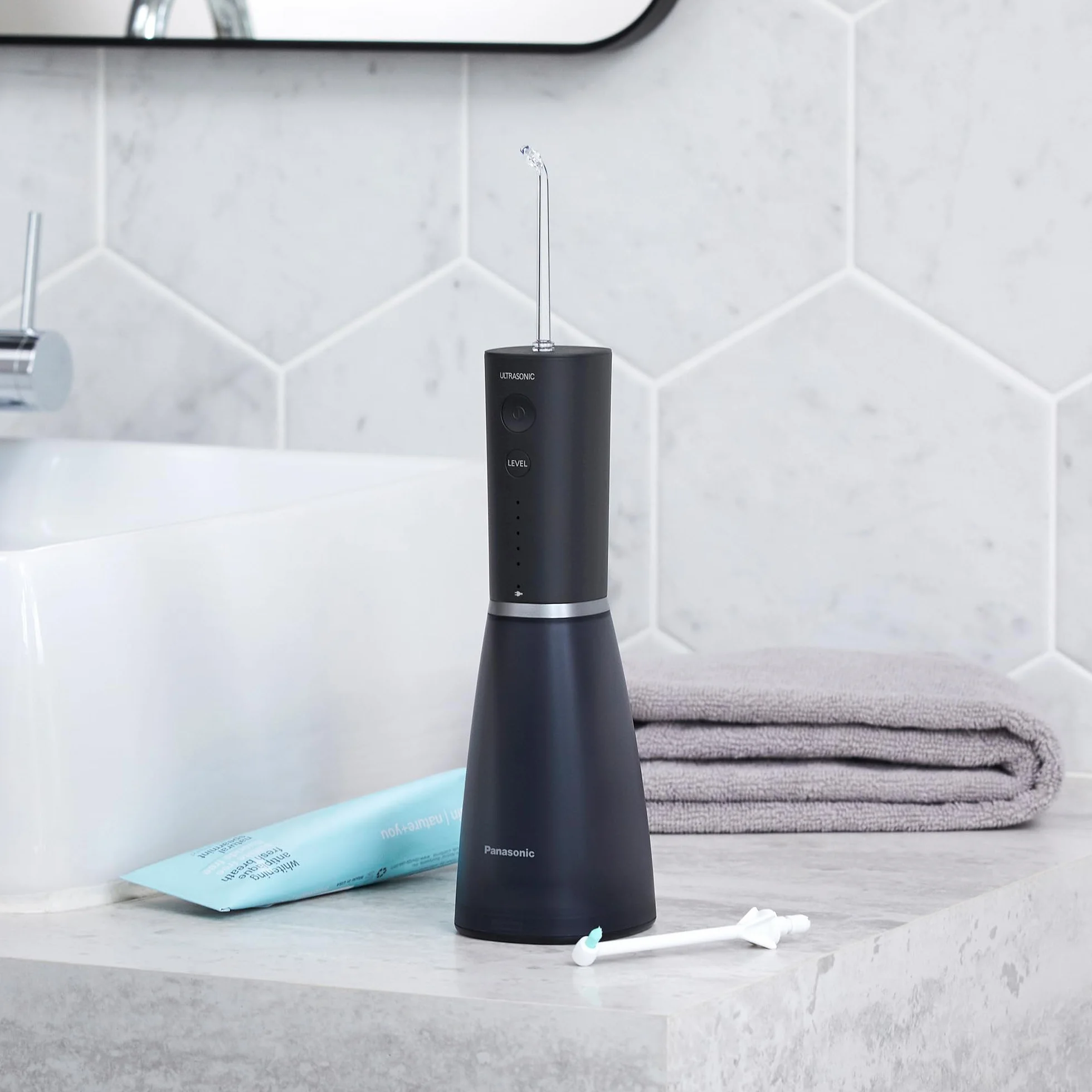 Panasonic Series 800 Ultradźwiękowy Irygator do jamu ustnej EW-DJ86-K503, do Zębów, 200 ml, 1 Dysza Ultradźwiękowa i 1 Ortodontyczna, 5 Ustawień Ciśnienia, Akcesoria Podróżne, Ładowanie USB-C, Czarny