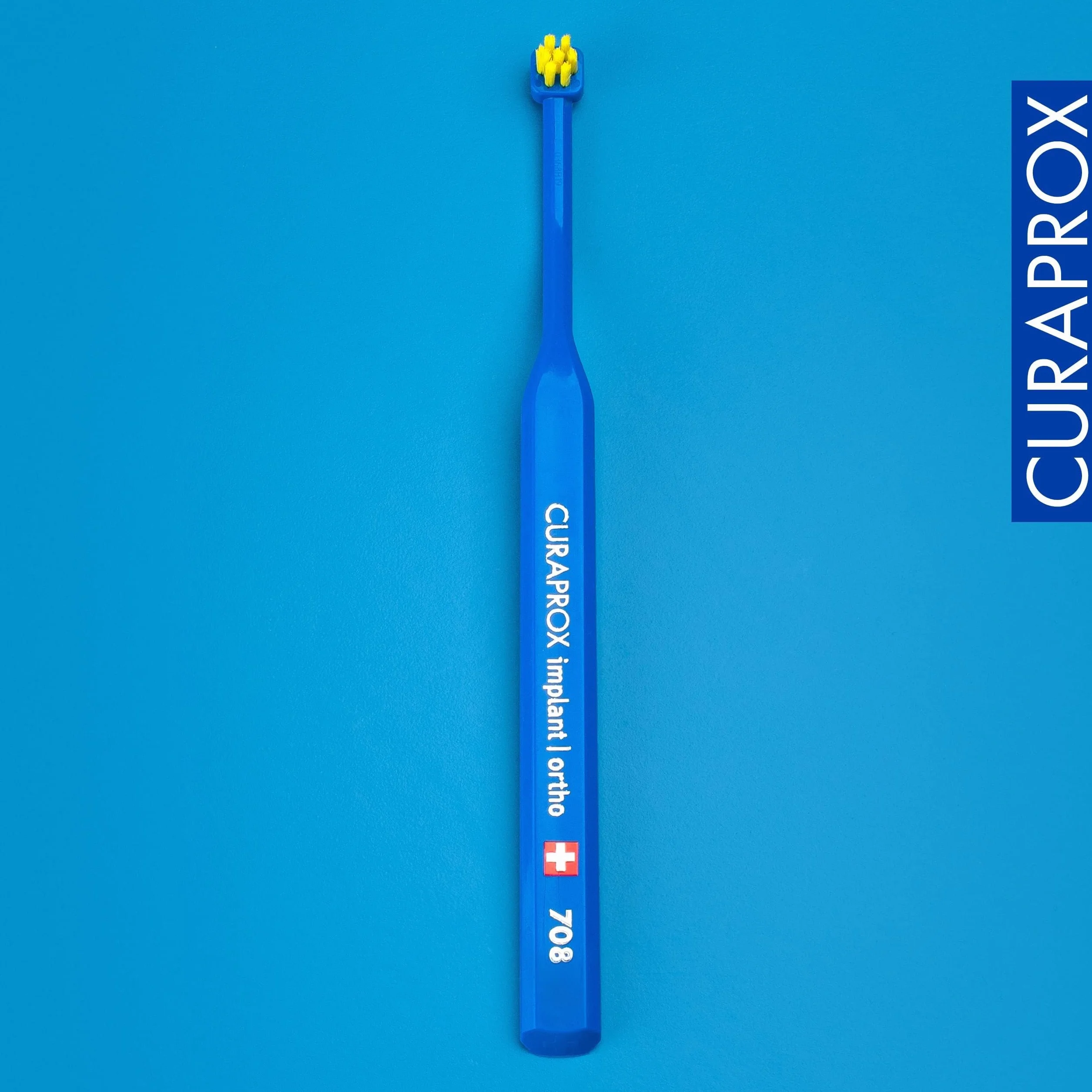 Curaprox implant toothbrush-do implantów, aparatów ortodontycznych i trudnych miejsc/Elastyczna głowica do precyzyjnego czyszczenia/Niebiesko-żółty/pojedyncze opakowanie/Made in Switzerland