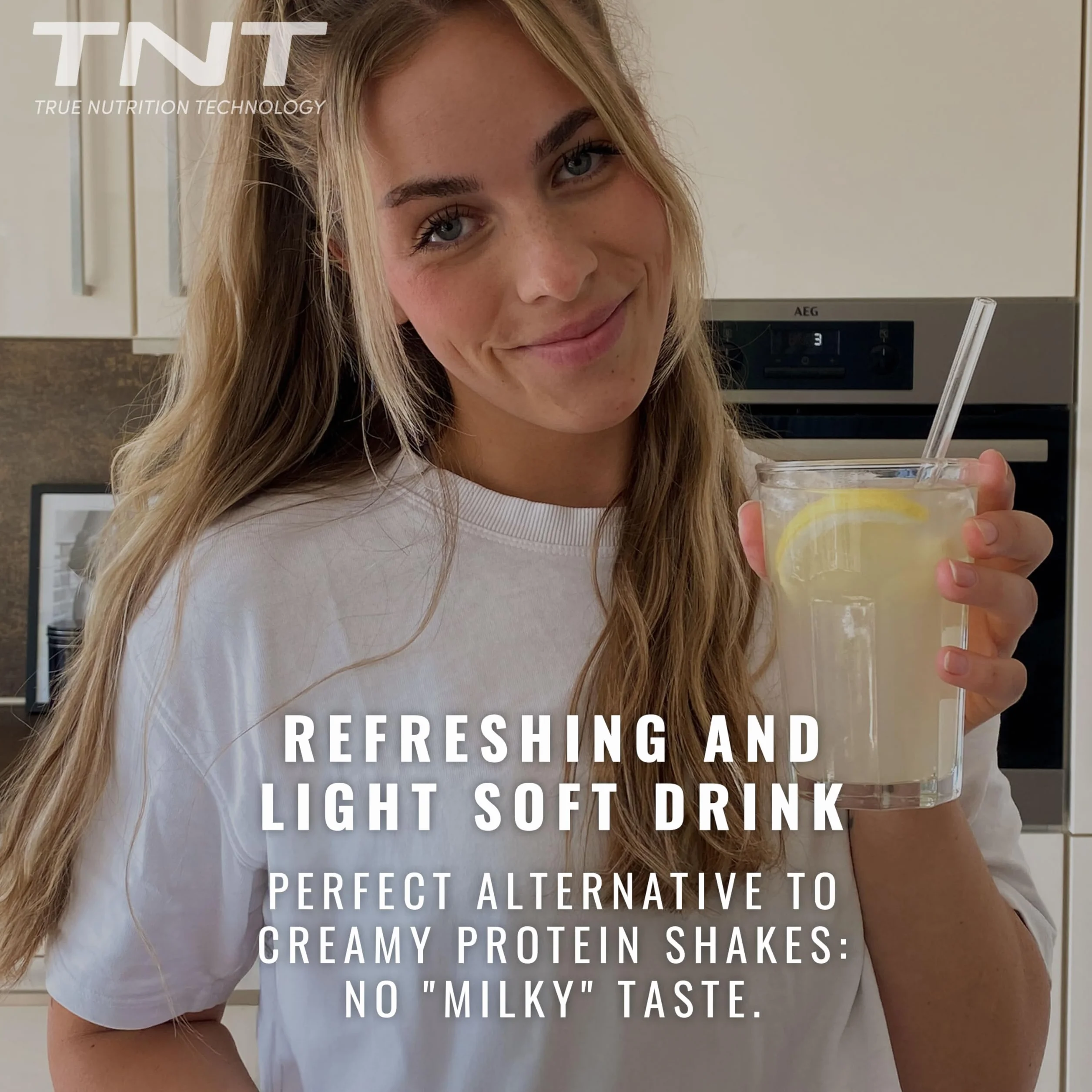 TNT Clear Whey "Peach Ice–Tea" (900 g) • Izolat serwatkowy w proszku o smaku brzoskwiniowej herbaty mrożonej • Mrożona herbata wysokoproteinowa z BCAA • Clear Whey jako shake proteinowy