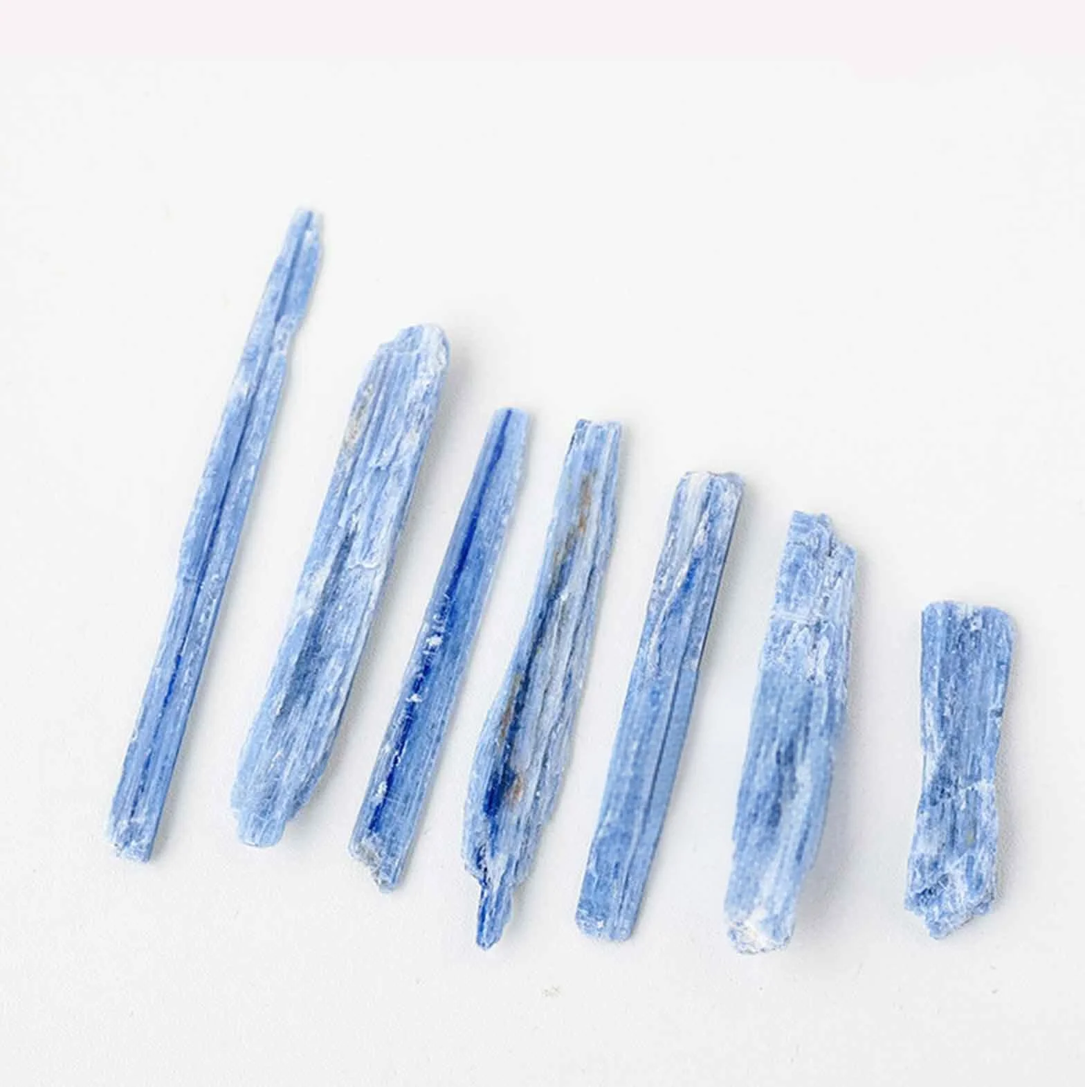 Naturalny Kamień Kyanite 1000g Surowy Szorstki Nieregularny do Upadku Owijanie Drutu Wicca Reiki Medytacja