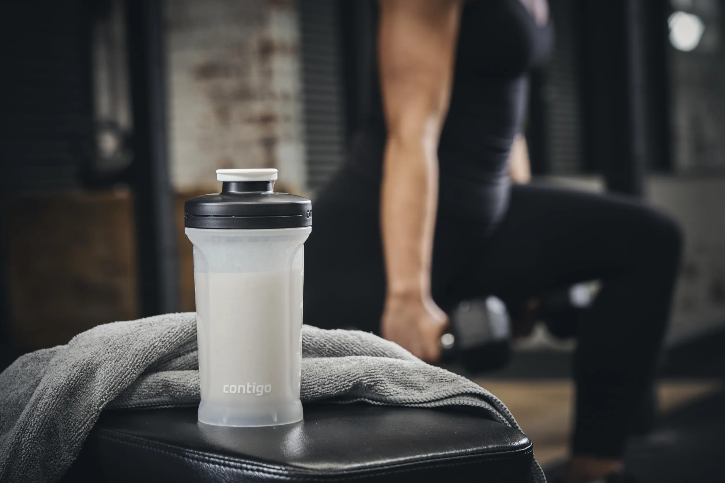 Contigo Shake & Go 2.0 Butelka z wytrząsaczem proteinowym z kulką mieszającą, duży blender bez BPA, idealna do pudru proteinowego, koktajli odżywczych lub smoothie, szczelna butelka sportowa shake,