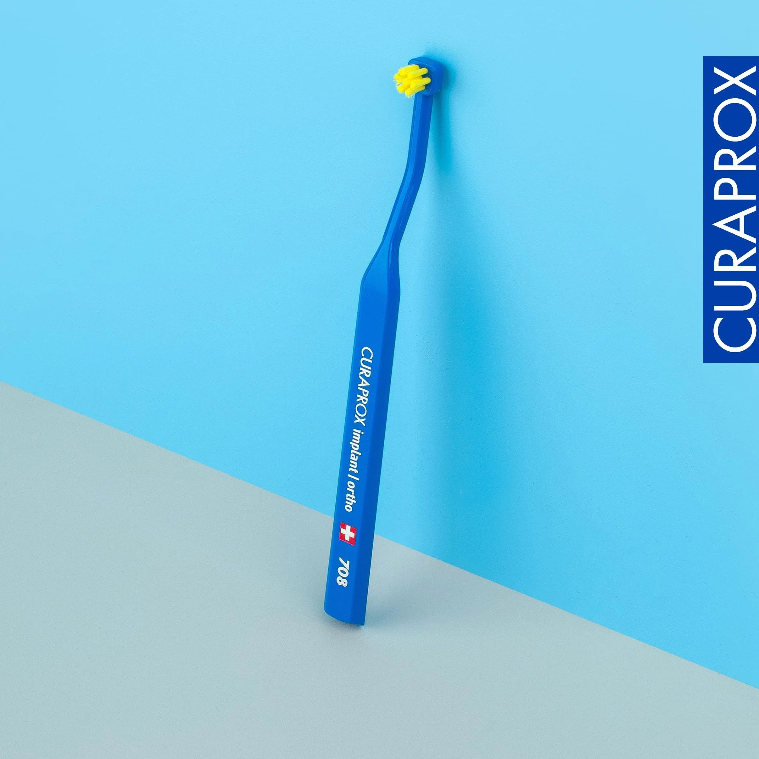 Curaprox implant toothbrush-do implantów, aparatów ortodontycznych i trudnych miejsc/Elastyczna głowica do precyzyjnego czyszczenia/Niebiesko-żółty/pojedyncze opakowanie/Made in Switzerland