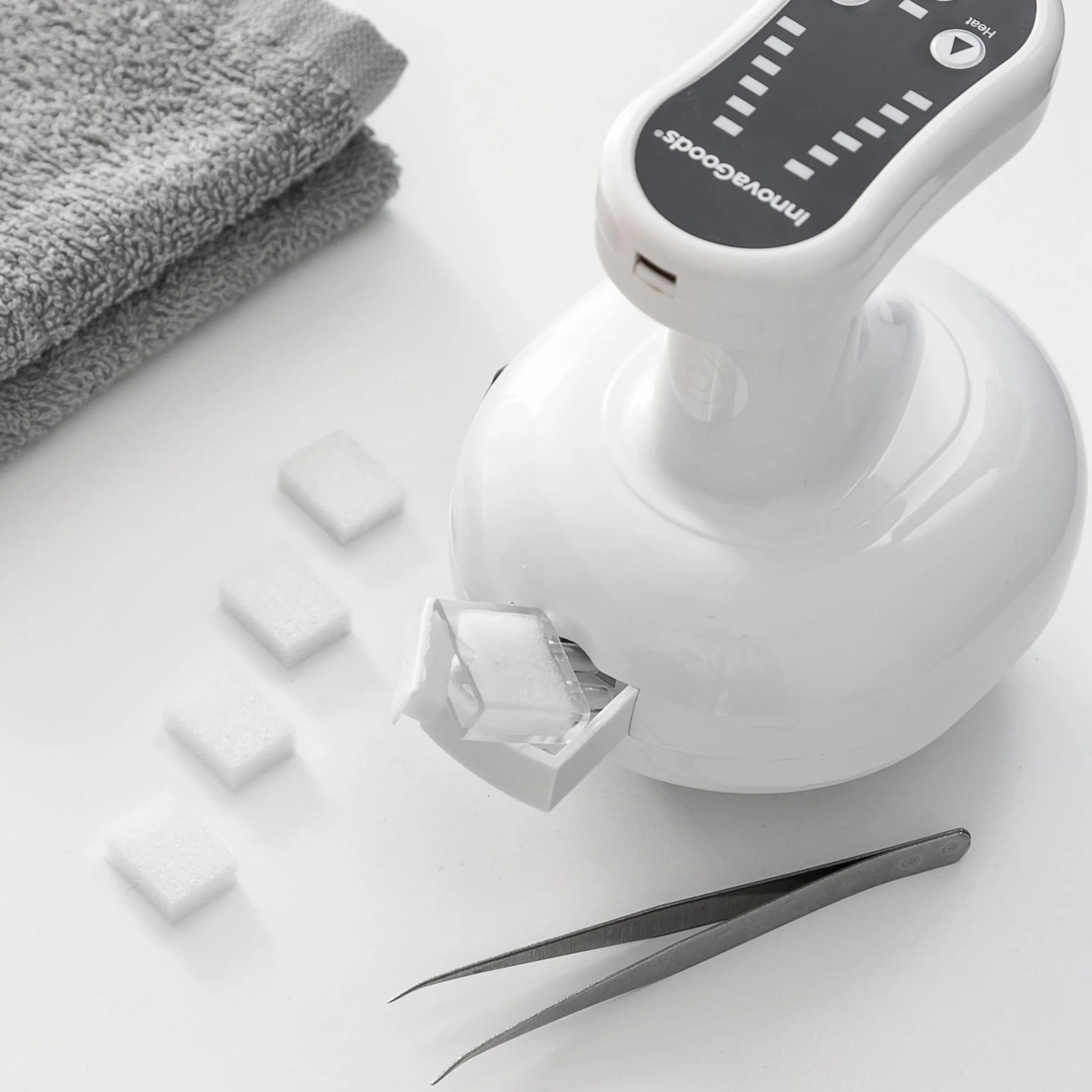 InnovaGoods® Masażer próżniowo-grzewczy do zmniejszania cellulitu CellOut, ładowany, redukuje cellulit i ujędrnia skórę, z 3 stopniami próżni i ciepłem, idealny do użytku domowego i w siłowni.