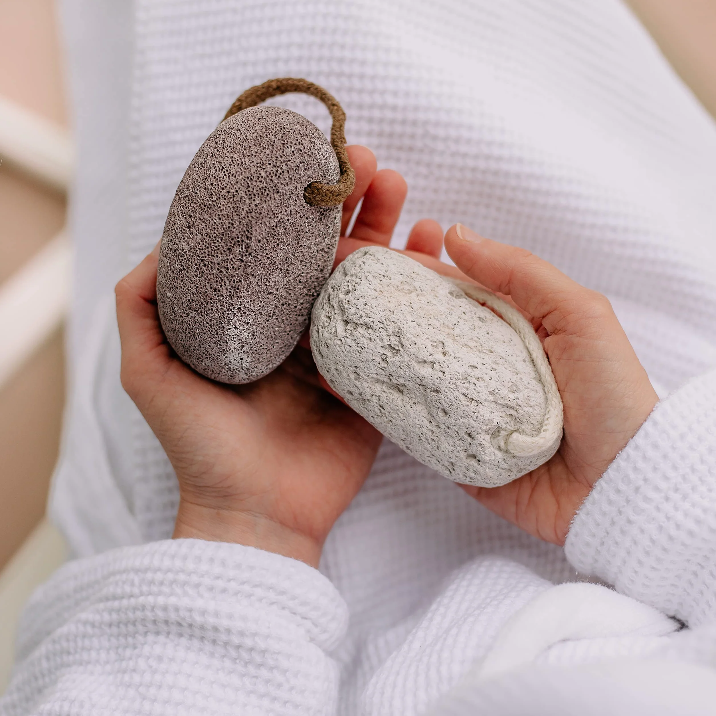 Croll & Denecke Prawdziwy ciemny kamień wulkanowy ze sznurkiem
