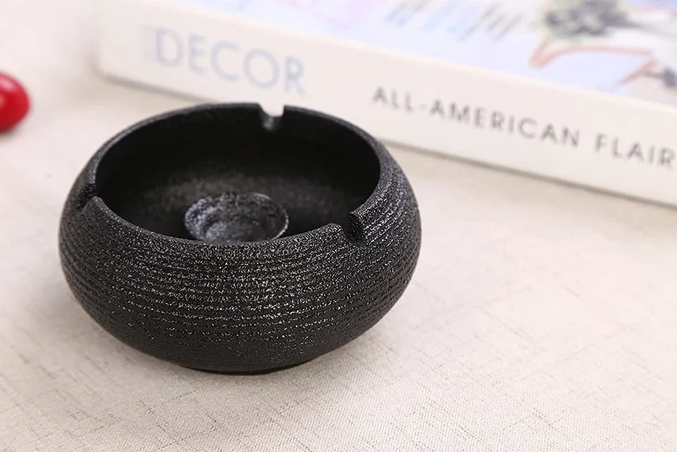 Panngu Popielniczka przeciwwiatrowa ceramiczna retro z pokrywką 11,5 x 8,5 cm