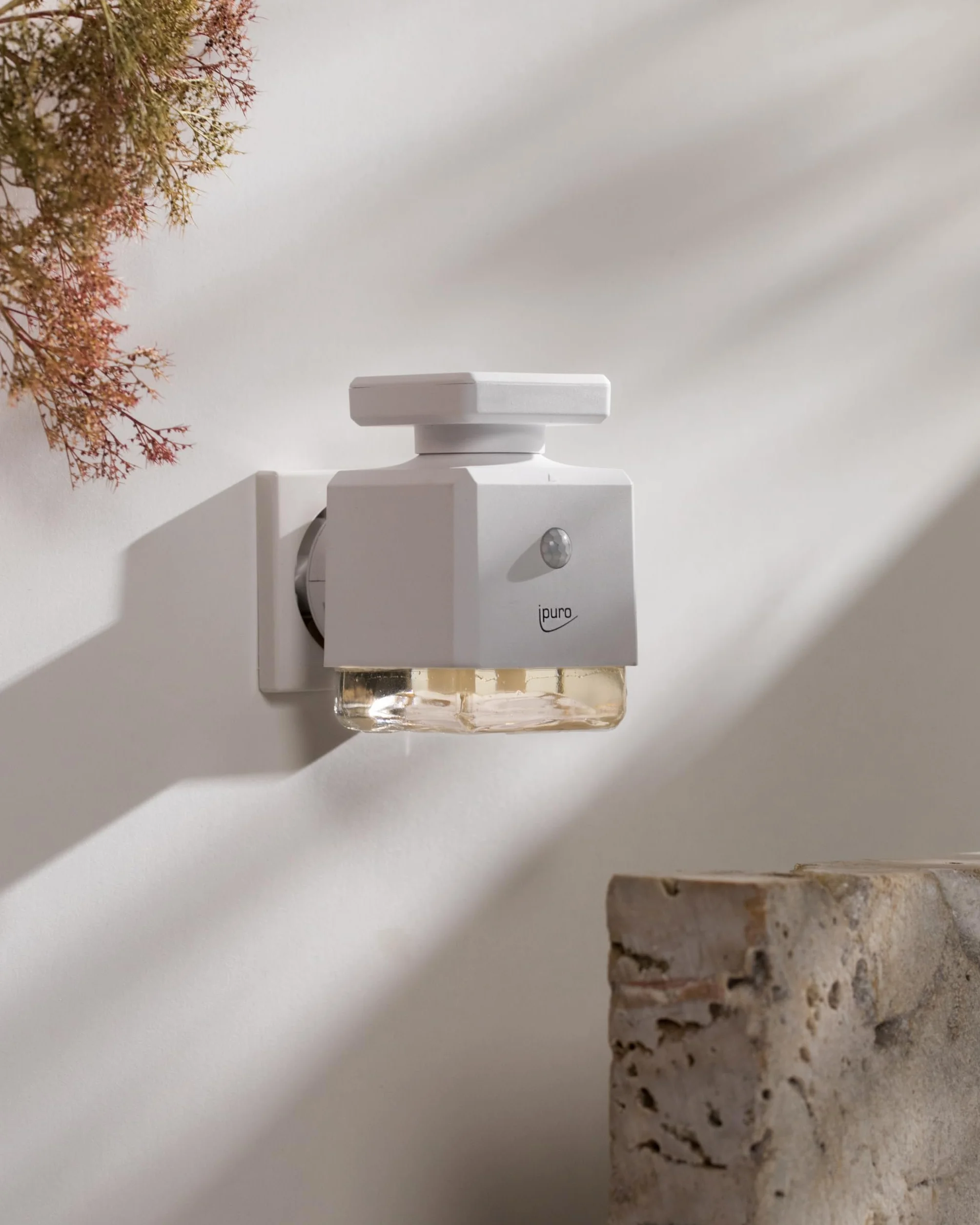 ipuro Electric Scent Plug dyfuzor zapachowy do gniazdka z czujnikiem ruchu i oświetleniem otoczenia 3 poziomy zapachu