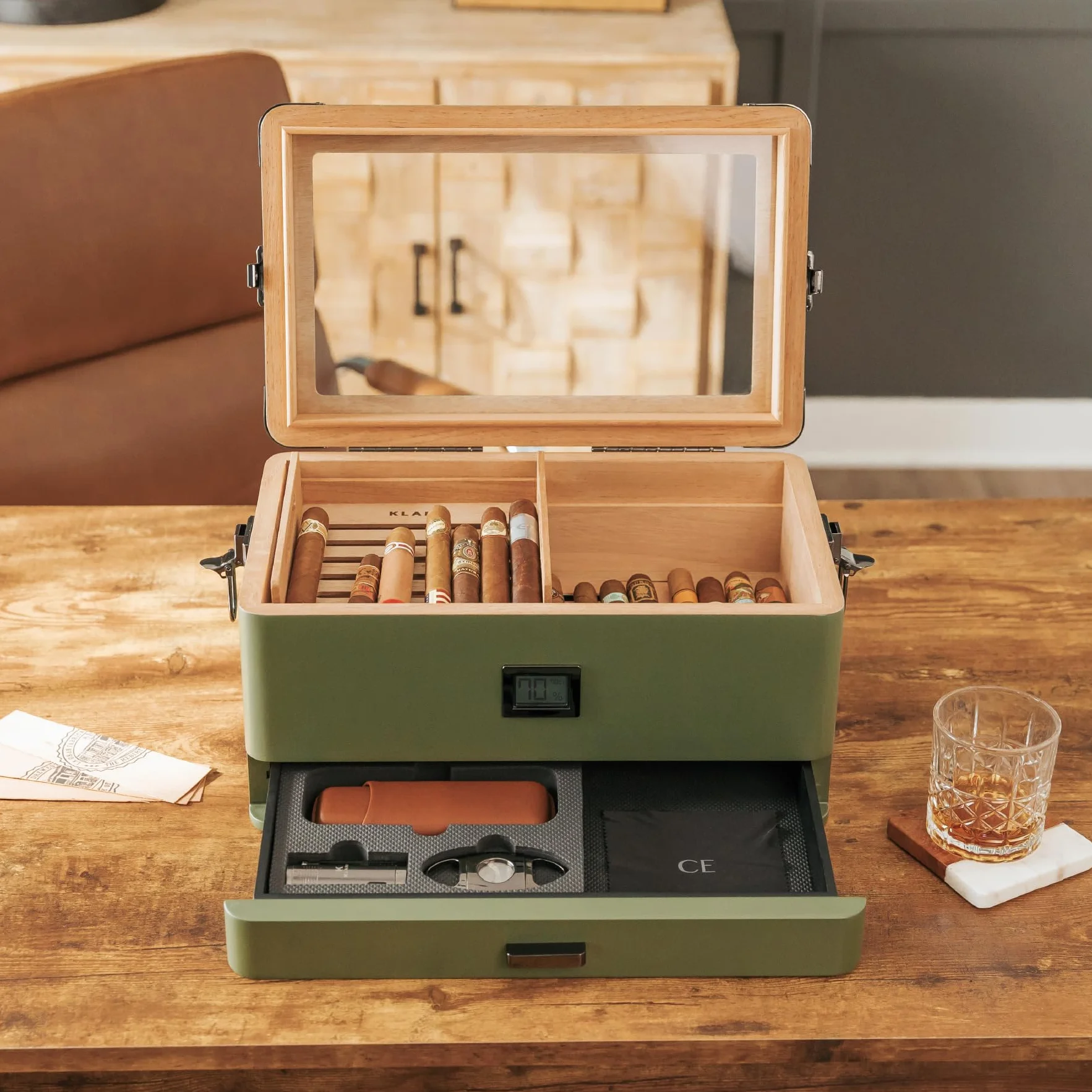 Case Elegance Military Glass Top Humidor, matowy zielony z cyfrowym higrometrem z przodu, hiszpański cedar, rozwiązanie nawilżające, system wody i akcesoria do pianek - Uchwyty (70-100 cygar) firmy