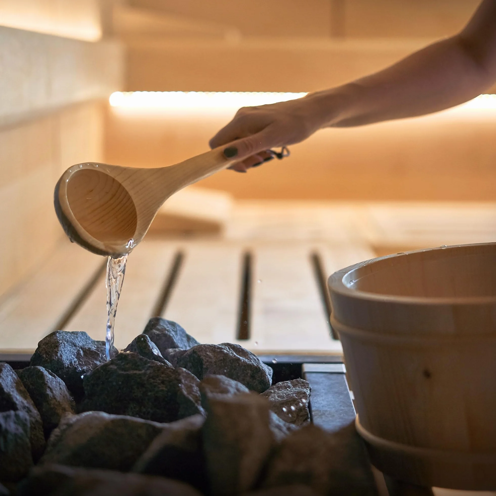 LuxeBath zestaw akcesoriów do sauny z litego drewna sosnowego 4 elementy wiadro do polewania 4,5 l z wkladem chochla termometr higrometr klepsydra 15 minut trwale wyposazenie do domowej sauny