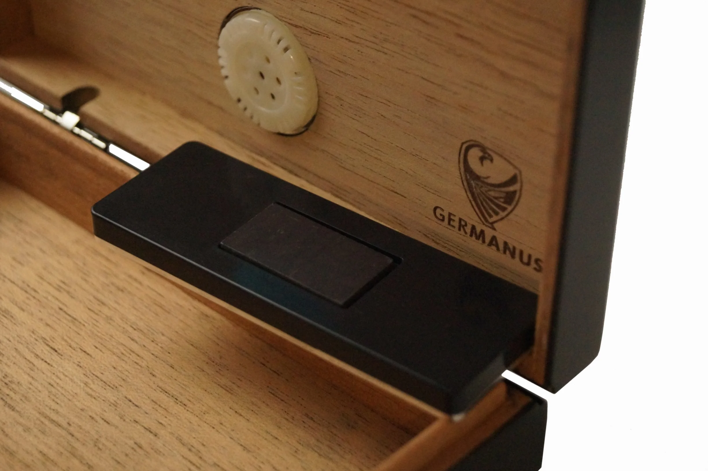 GERMANUS Mini humidor do cygar na podróż, kanapę lub taras w kolorze czarnym z drewnem cedrowym