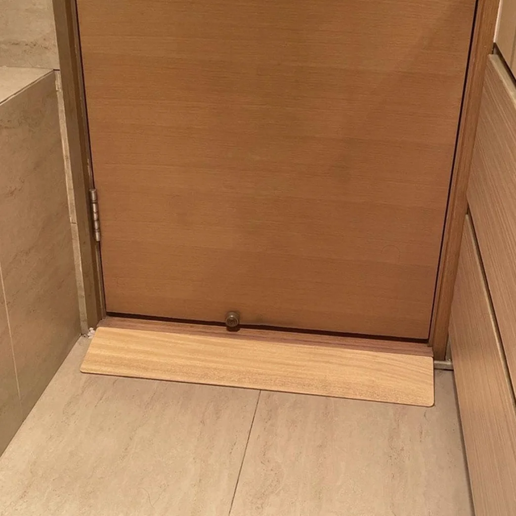 Przenośna rampa progowa drewniana 70x15x3 cm dla wózków inwalidzkich