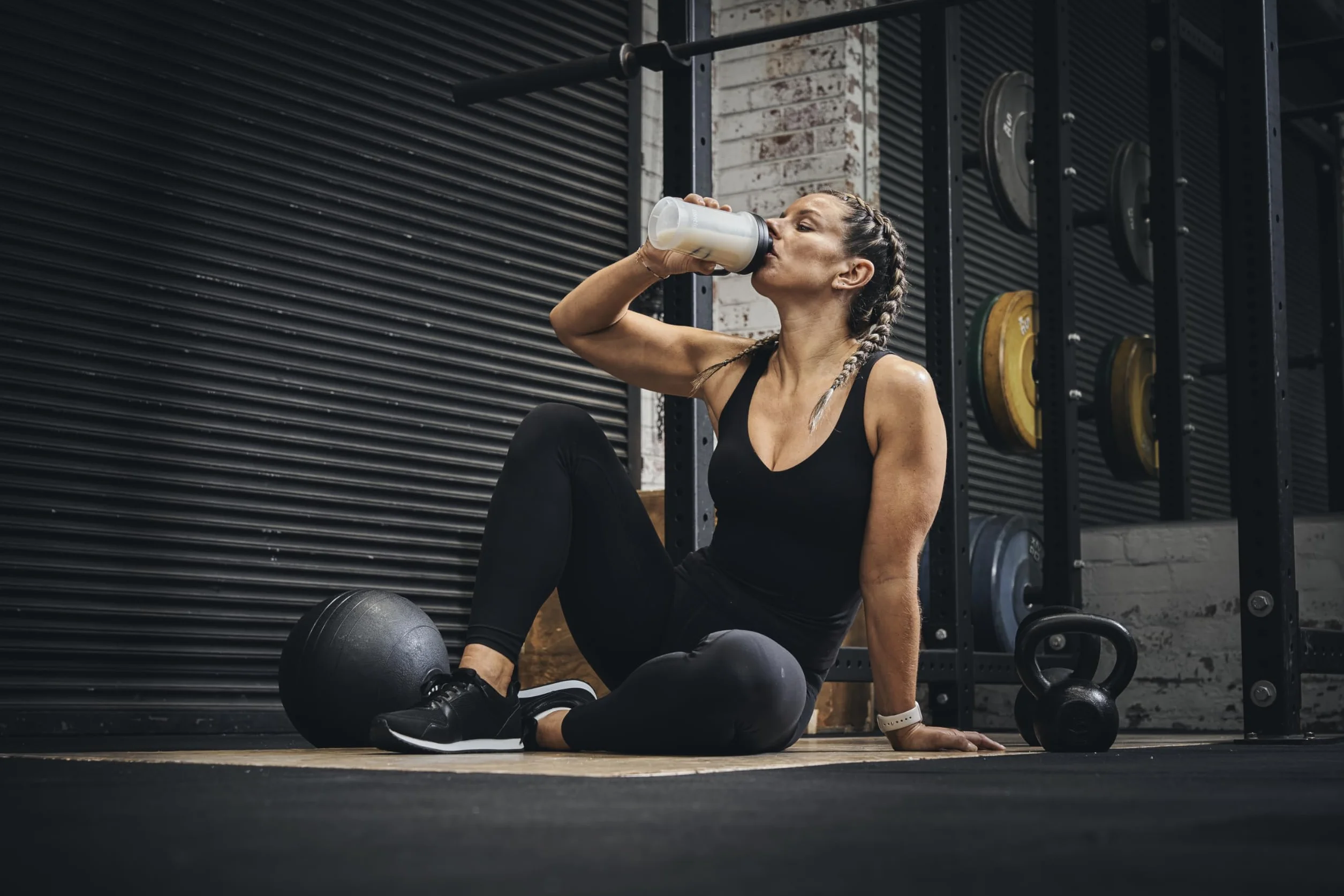 Contigo Shake & Go 2.0 Butelka z wytrząsaczem proteinowym z kulką mieszającą, duży blender bez BPA, idealna do pudru proteinowego, koktajli odżywczych lub smoothie, szczelna butelka sportowa shake,