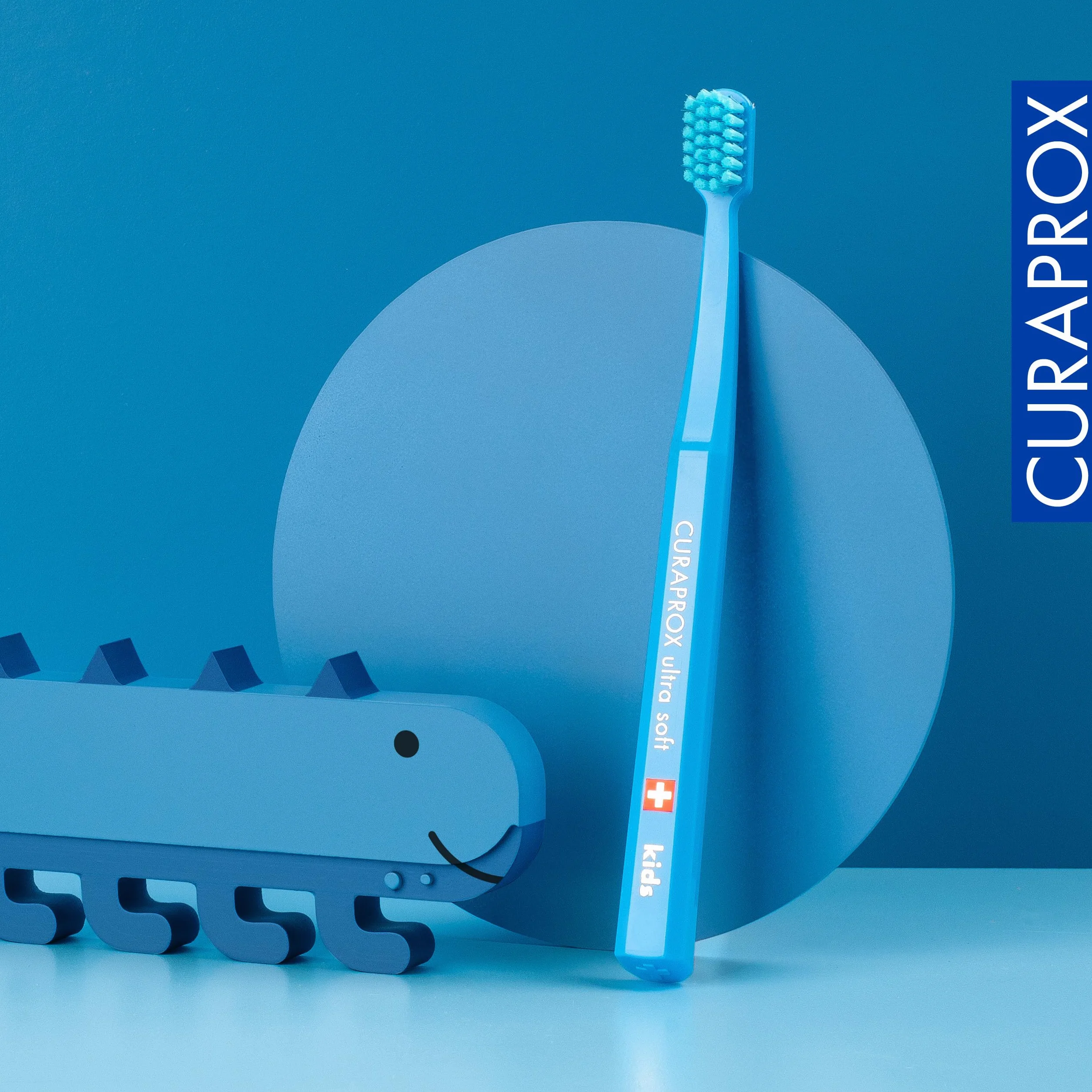 Curaprox CS Kids Toothbrush-dla dzieci w wieku 4-12 lat/Ultra miękkie delikatne czyszczenie / 5500 włókien Curen® / Niebieski/pojedyncze opakowanie/Made in Switzerland