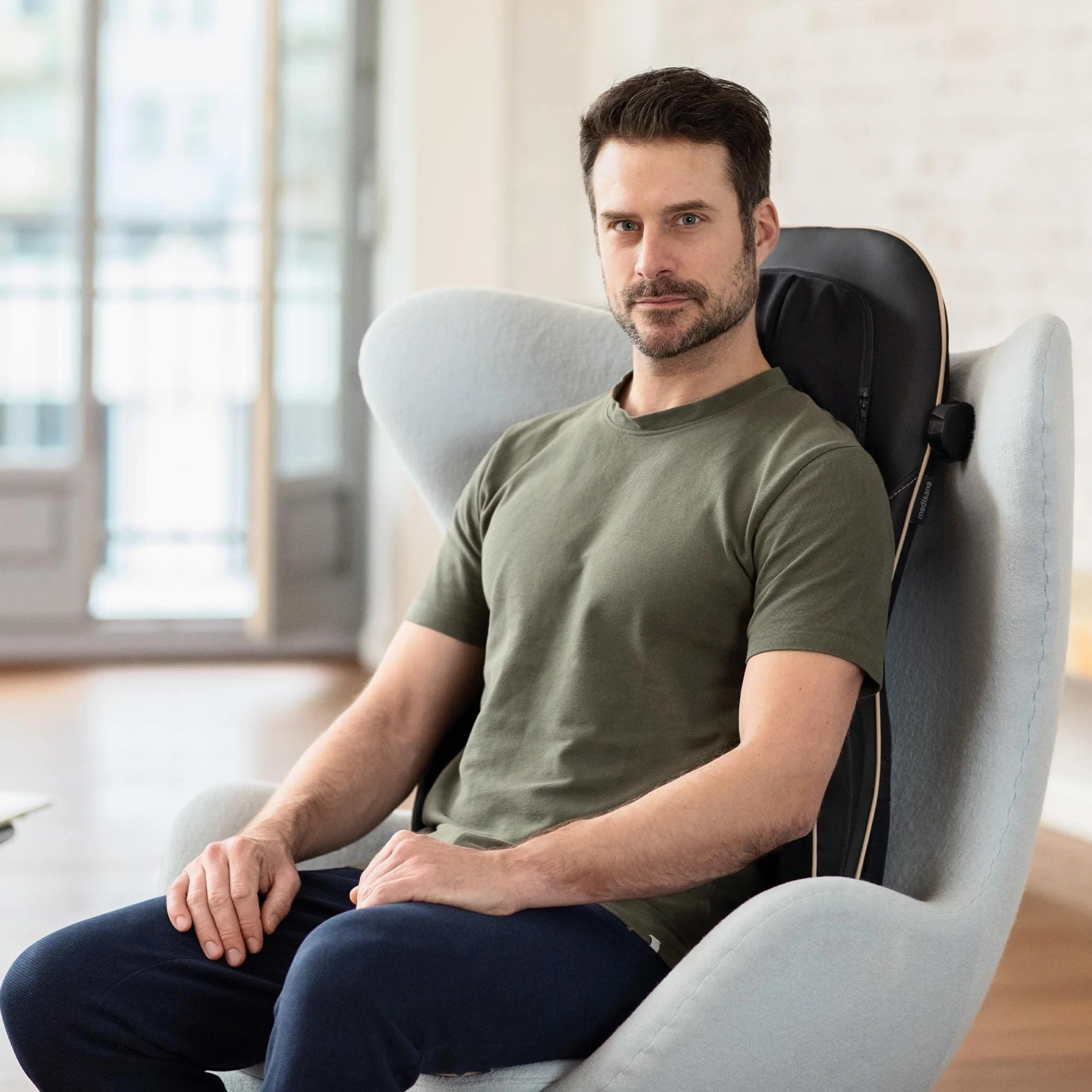 medisana MC 825 Podkładka masująca Shiatsu na plecy i szyję, fotel masujący z akupresurą, masaż szyi, funkcja ogrzewania, 3 intensywności, funkcja czerwonego światła, z pilotem, torba do przechowywania