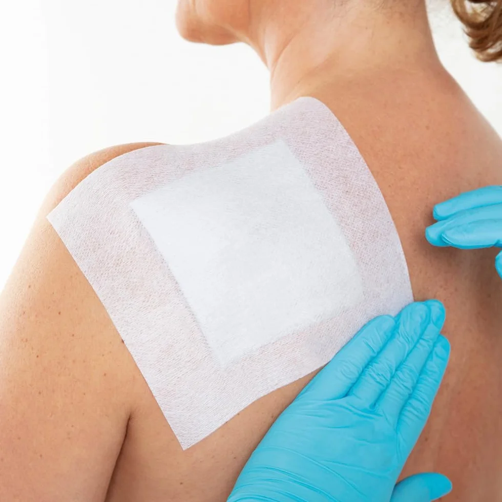 BSN medical - Hypafix, bandaż samoprzylepny do opatrunków, wykonany z porowatego i miękkiego materiału TNT, hipoalergiczny, niesterylny, ale nadający się do sterylizacji, wymiary 15 cm x 10 m, 1