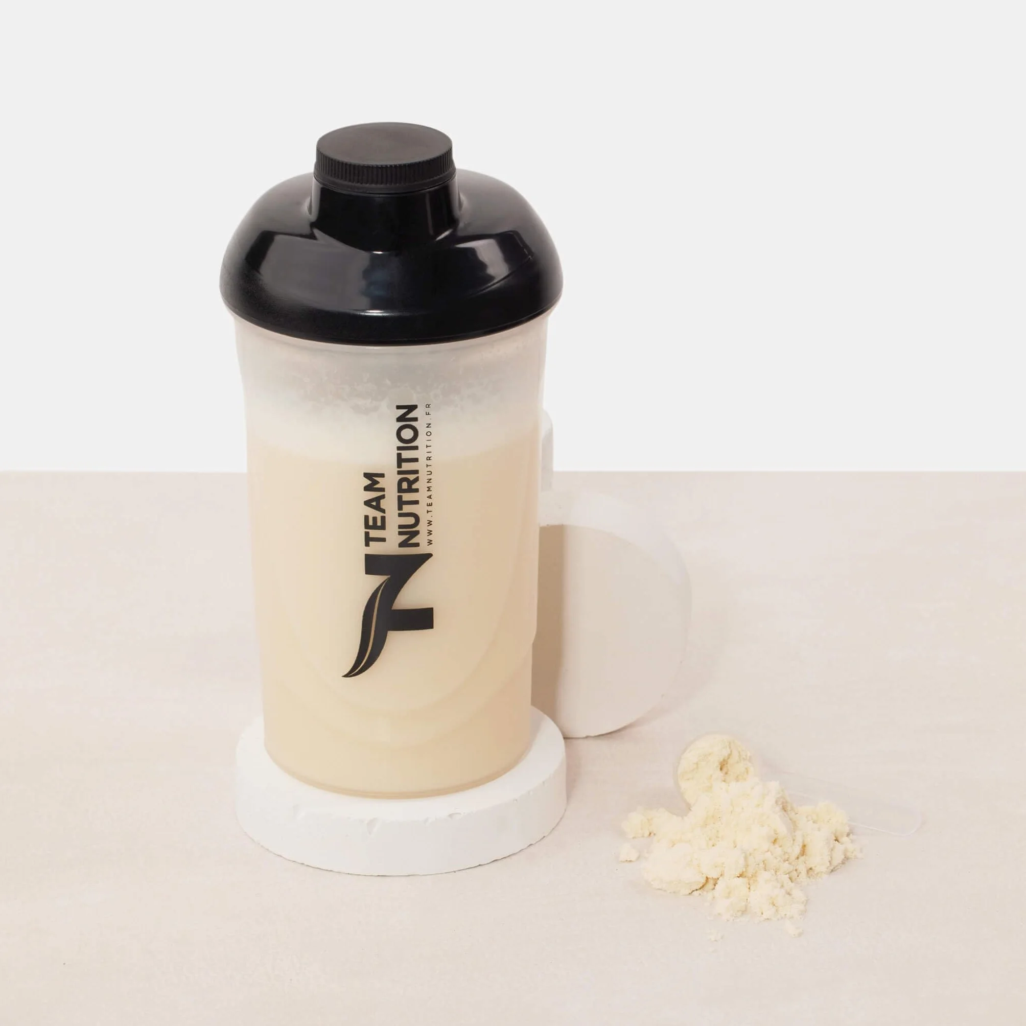 Team Nutrition Shaker Protein 600 ml, siatka zapobiegająca grudkom, nie zawiera BPA, odporna i zapobiegająca przeciekaniu, idealna do wstrząsów, BCAA, napojów przed treningiem | Shaker z podziałem i