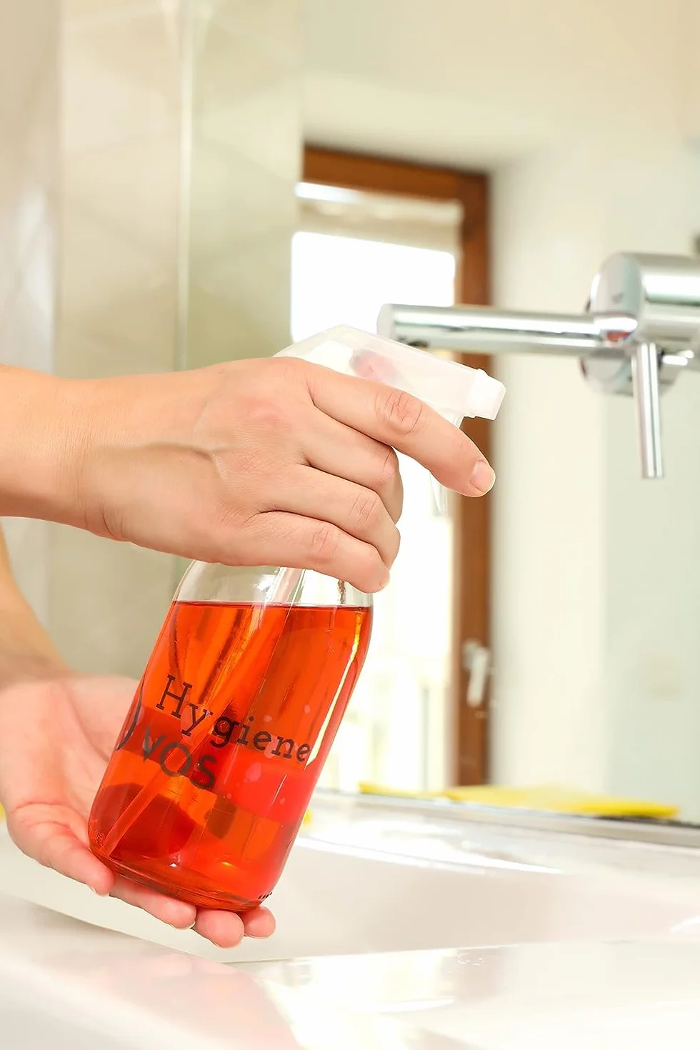 Płyn do czyszczenia sanitariatów Hygiene Vos 5 litrów. Usuwa kamień z kranów, płytek, kabin prysznicowych, a także kamień urynowy i wodny. Odpowiedni do myjek ciśnieniowych