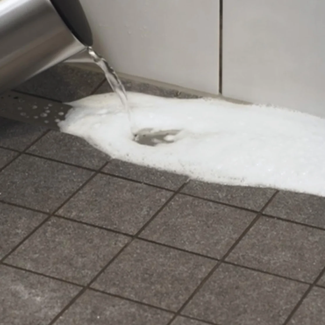 Pure100 Drain Free – mocna pianka czyszcząca – usuwa wszelkie zatkane i osady w rurach – środek do czyszczenia odpływów – usuwa nieprzyjemne zapachy – bez substancji chemicznych – biodegradowalna