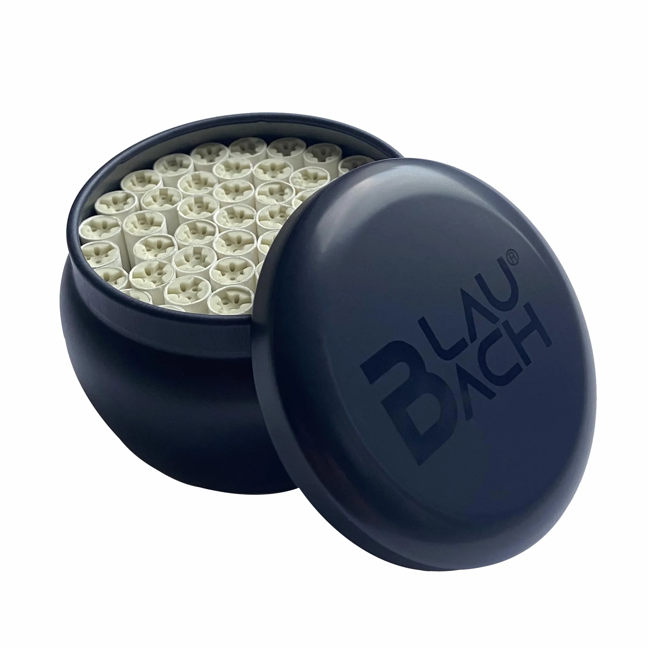 Filtr z węglem aktywnym, regularny Ø 9 mm, 50 sztuk w praktycznej metalowej puszce, węgiel aktywny na bazie orzecha kokosowego, ceramiczne nasadki – filtr BLAUBACH Premium