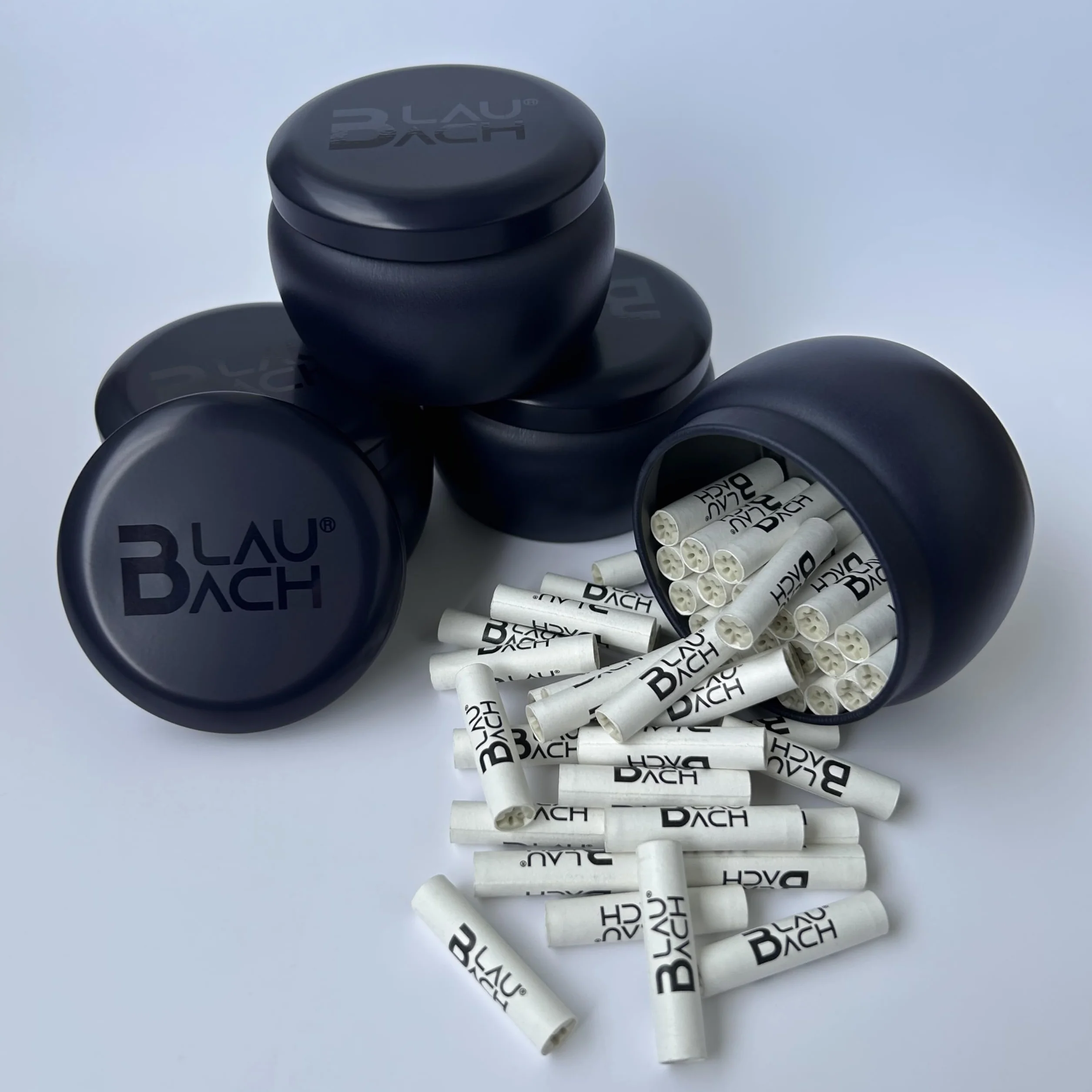 Filtr z węglem aktywnym, regularny Ø 9 mm, 50 sztuk w praktycznej metalowej puszce, węgiel aktywny na bazie orzecha kokosowego, ceramiczne nasadki – filtr BLAUBACH Premium