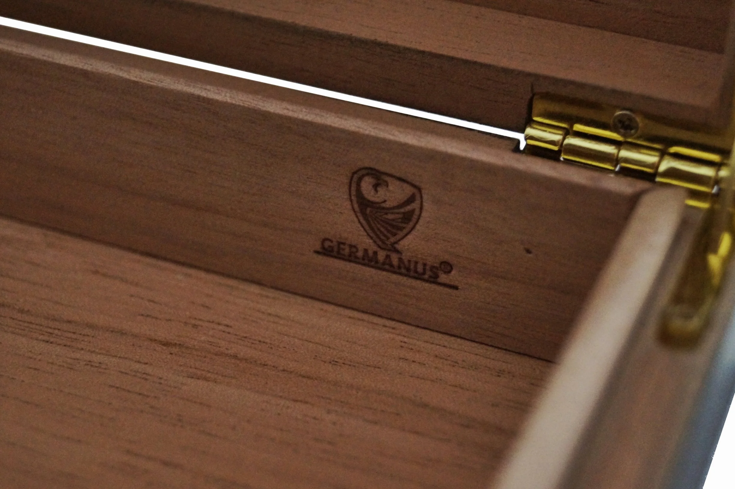 GERMANUS Humidor podróżny czarny z drewnem cedrowym brevier