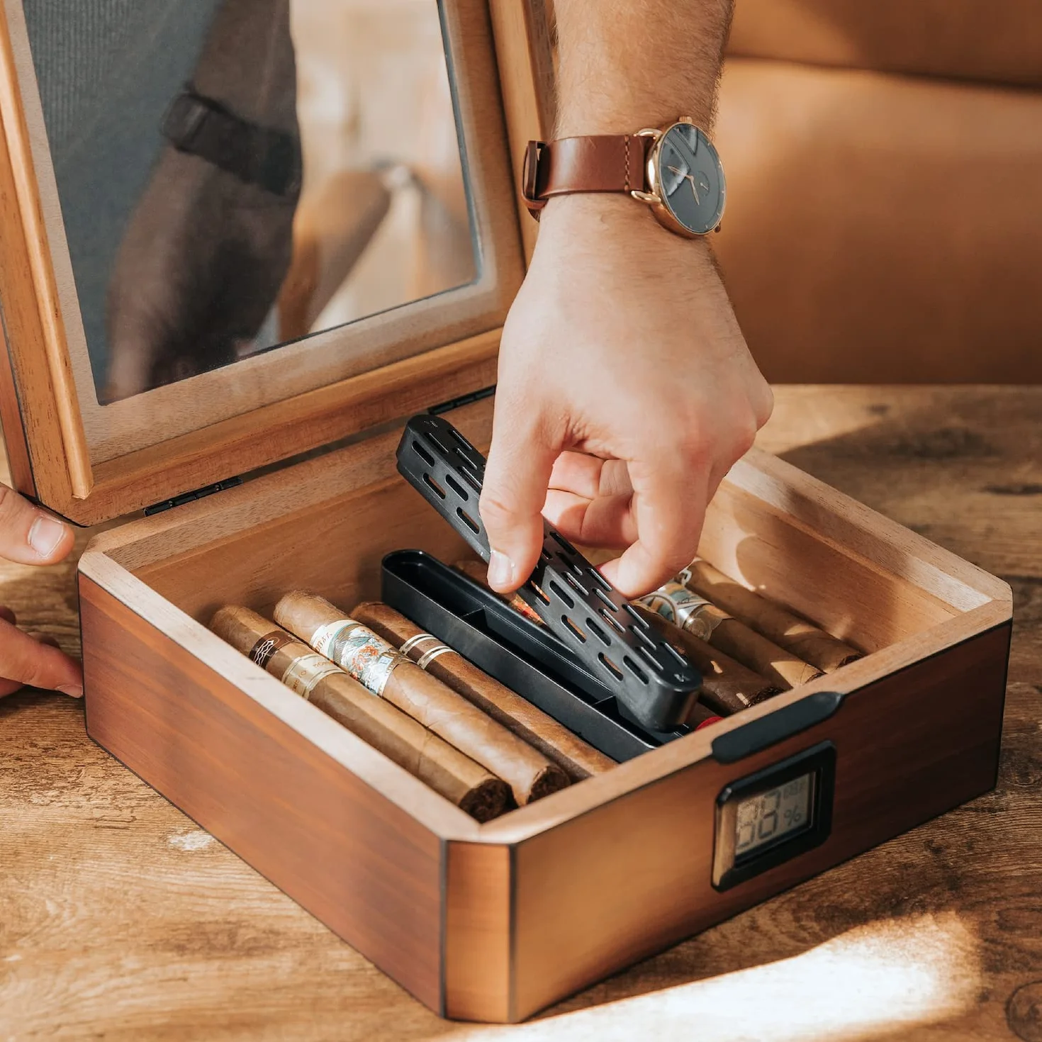 MAG Humidor Biurkowy Orzech Włoski Szklany Blat Magnetyczny Ośmiokątny Cyfrowy Higrometr Cedr Hiszpański 20-30 Cygar