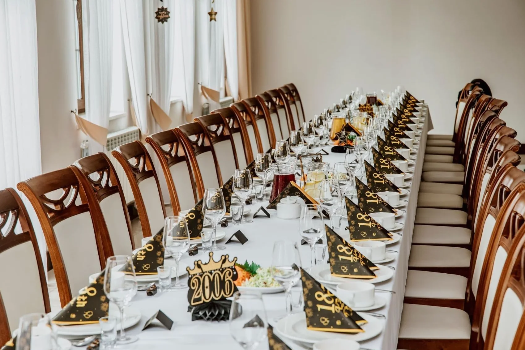 TOPWAYS 18 serwetki dekoracyjne urodzinowe, czarno-złote papierowe serwetki imprezowe, dekoracja stołu na 18. urodziny chłopców dziewczynek, serwetki Happy Birthday Decorations, 40 sztuk (18 urodziny)