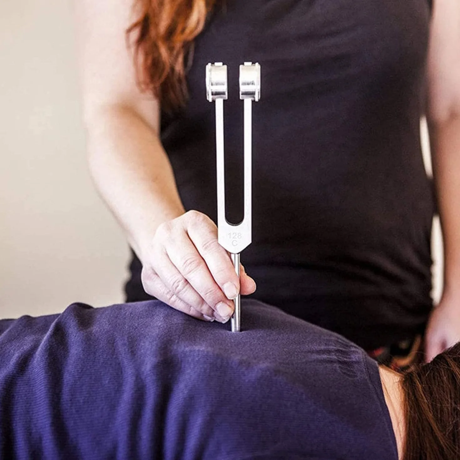 Aluminiowy aparat terapeutyczny 128 Hz z silikonowym młotkiem, zestawem naprawczym i ściereczką do czyszczenia, a wszystko zapakowane w miękką aksamitną torbę do wygodnego transportu i użytkowania