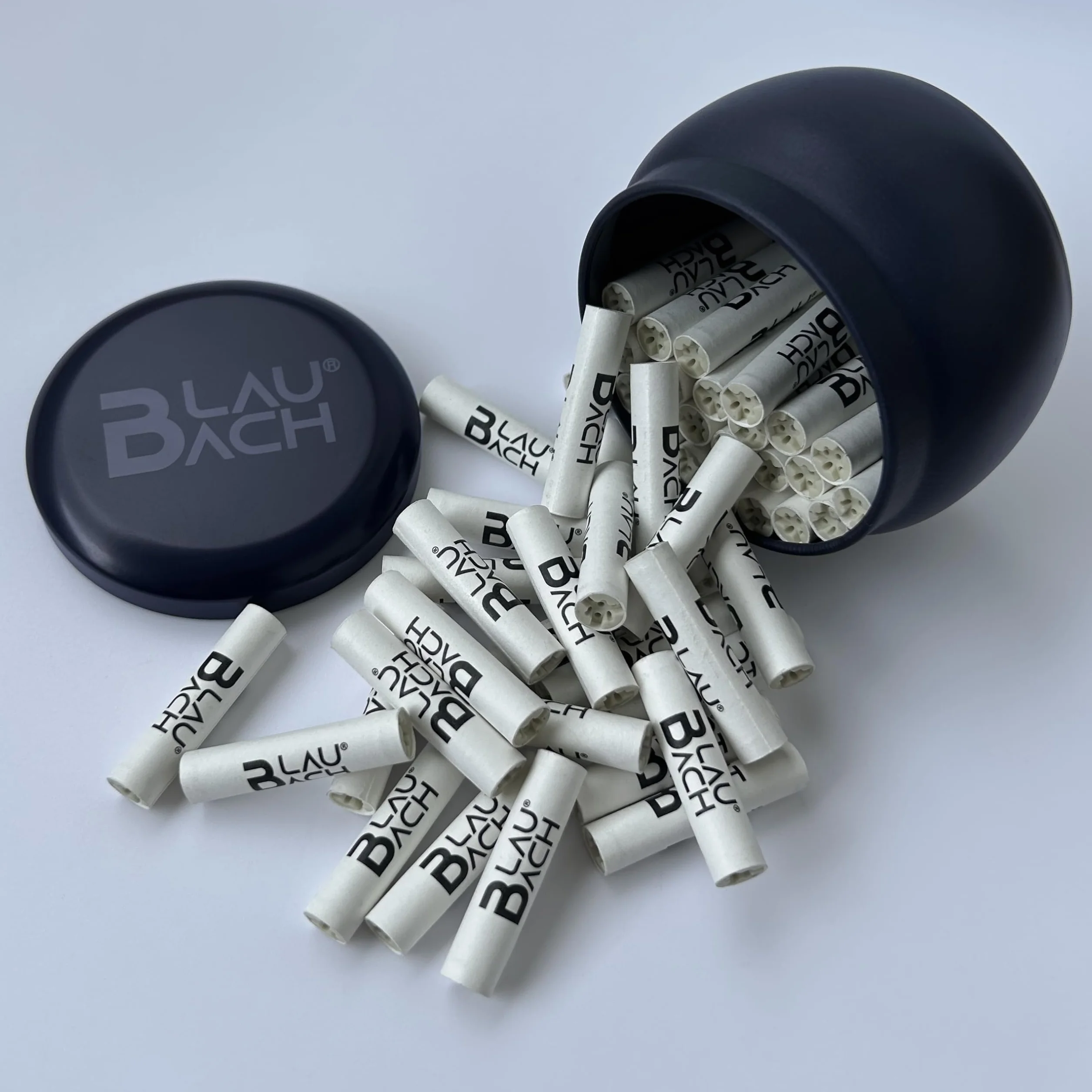 Filtr z węglem aktywnym, regularny Ø 9 mm, 50 sztuk w praktycznej metalowej puszce, węgiel aktywny na bazie orzecha kokosowego, ceramiczne nasadki – filtr BLAUBACH Premium