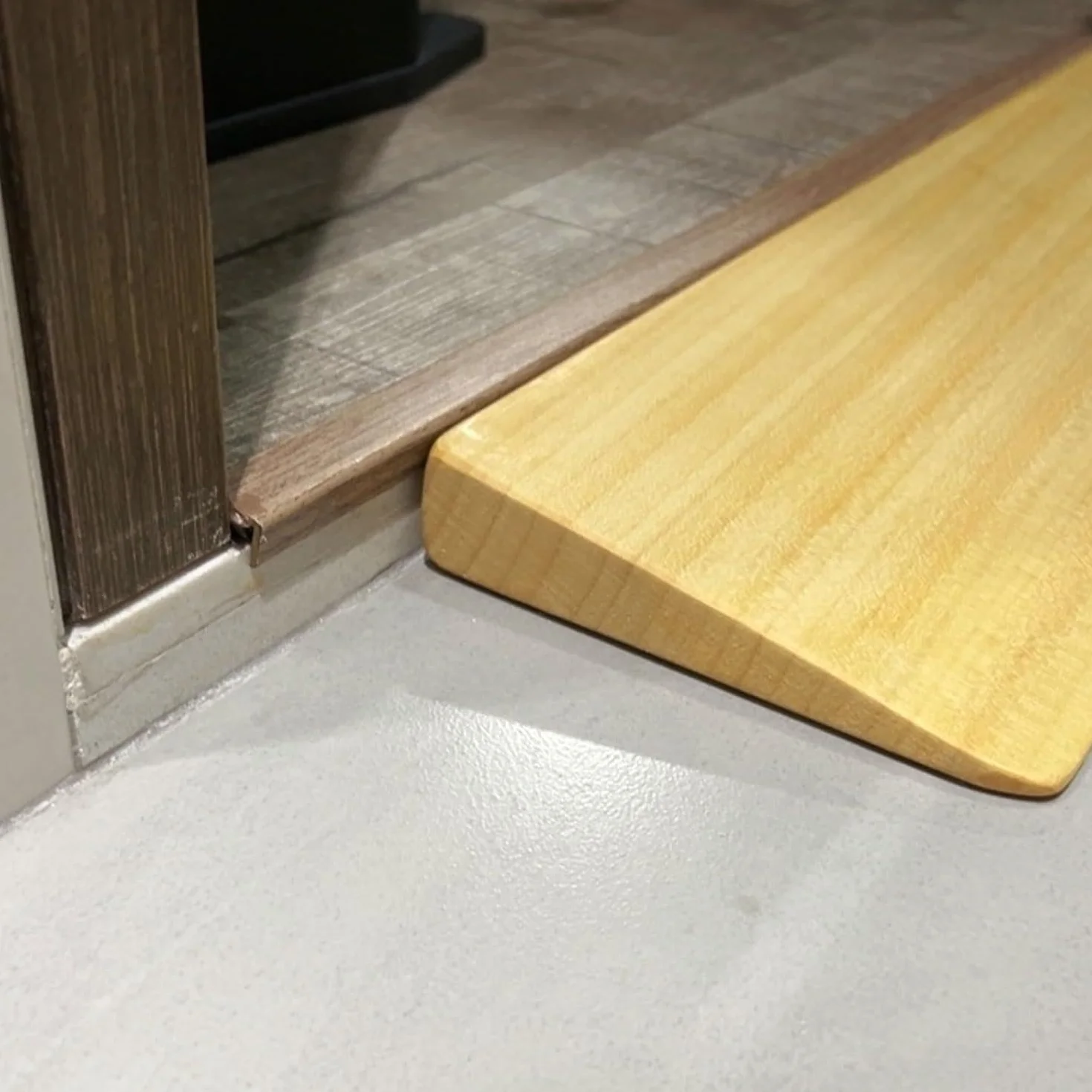 Przenośna rampa progowa drewniana 70x15x3 cm dla wózków inwalidzkich