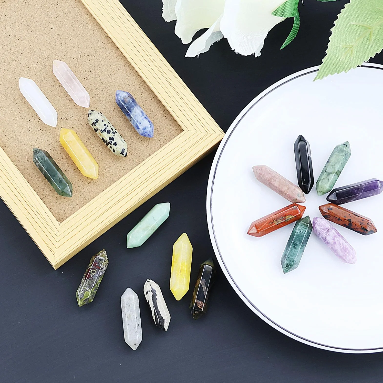 Naturalne kamienie szlachetne zestaw kryształów leczniczych sześciokątne różdżki Reiki czakra