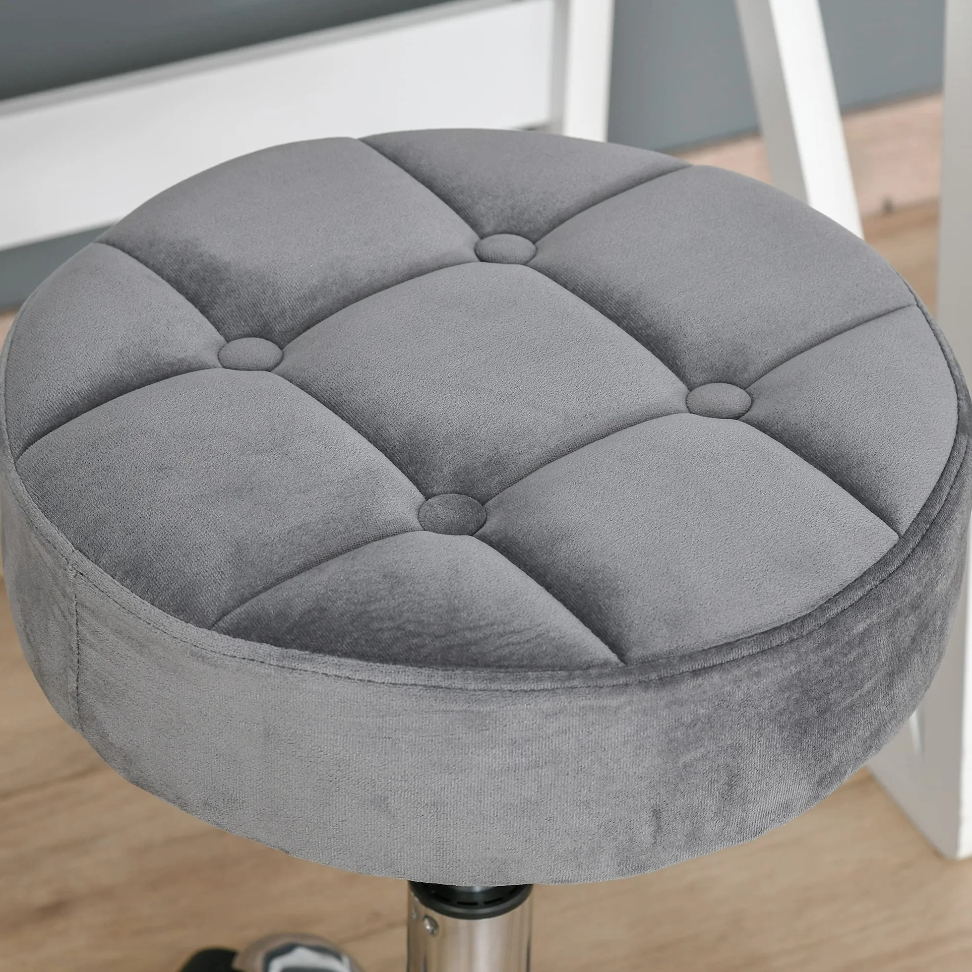 HOMCOM krzesło do salonu na kółkach stołek na kółkach z regulacją wysokości obrotowy hoker do salonu aksamitny dotyk pianka chromowana podstawa szary 35 x 35 x 49-61 cm