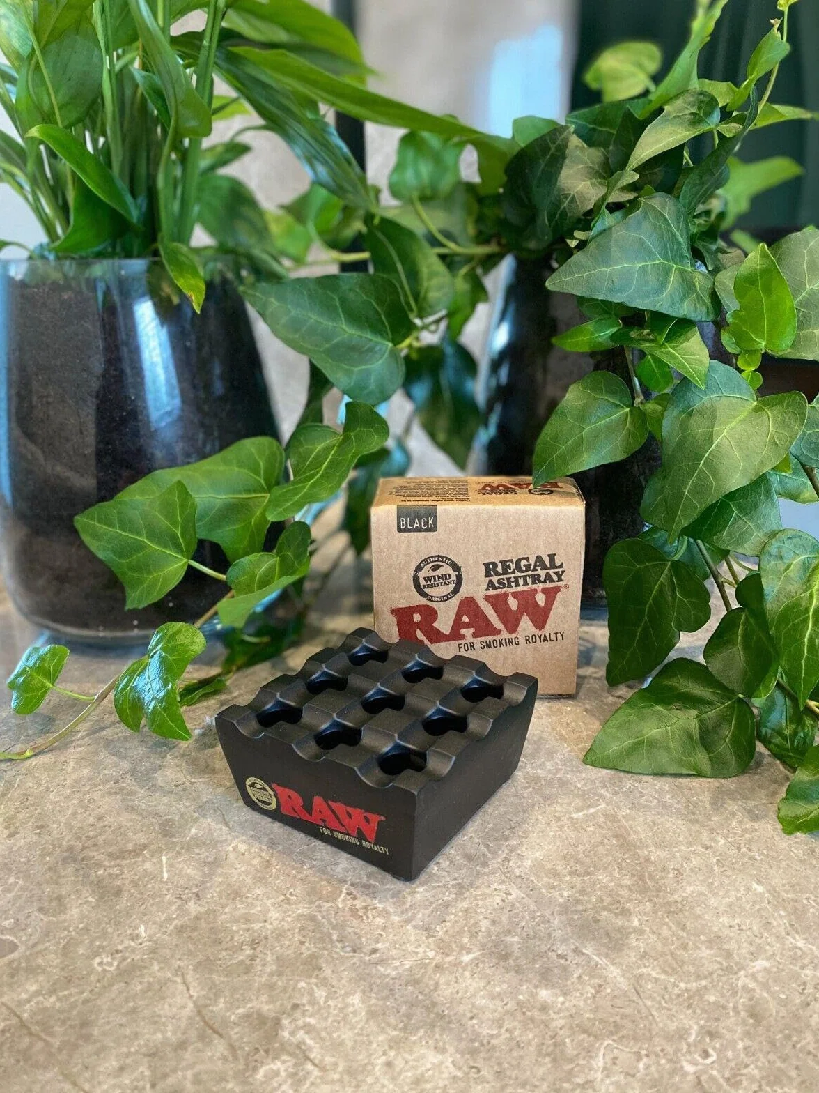 Regal RAW czarna metalowa popielniczka - 1 sztuka