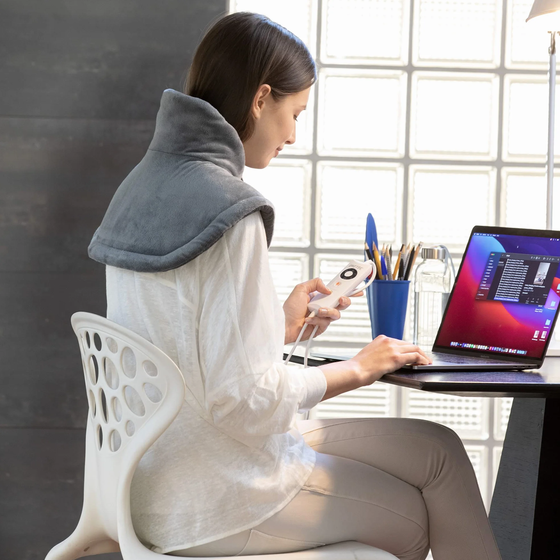 Imetec Intellisense Cervical podkładka termiczna na szyję i ramiona 47x52 cm hipoalergiczna