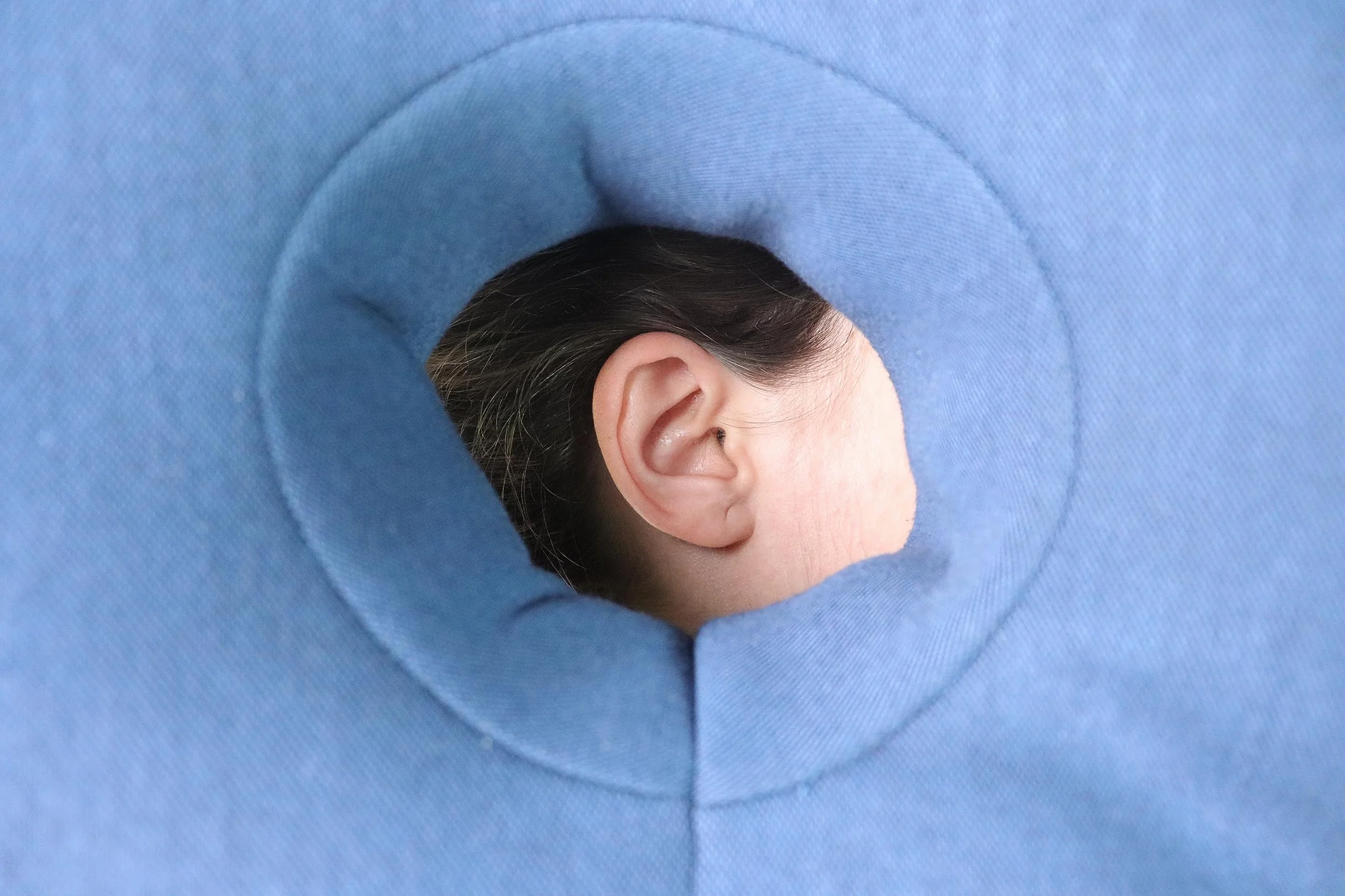 KMINA - Kwadratowa poduszka z otworem na ucho, poduszka na ucho z otworem, poduszka chondrodermatitis do spania, niebieska poduszka do piercingu - wyprodukowano w Hiszpanii