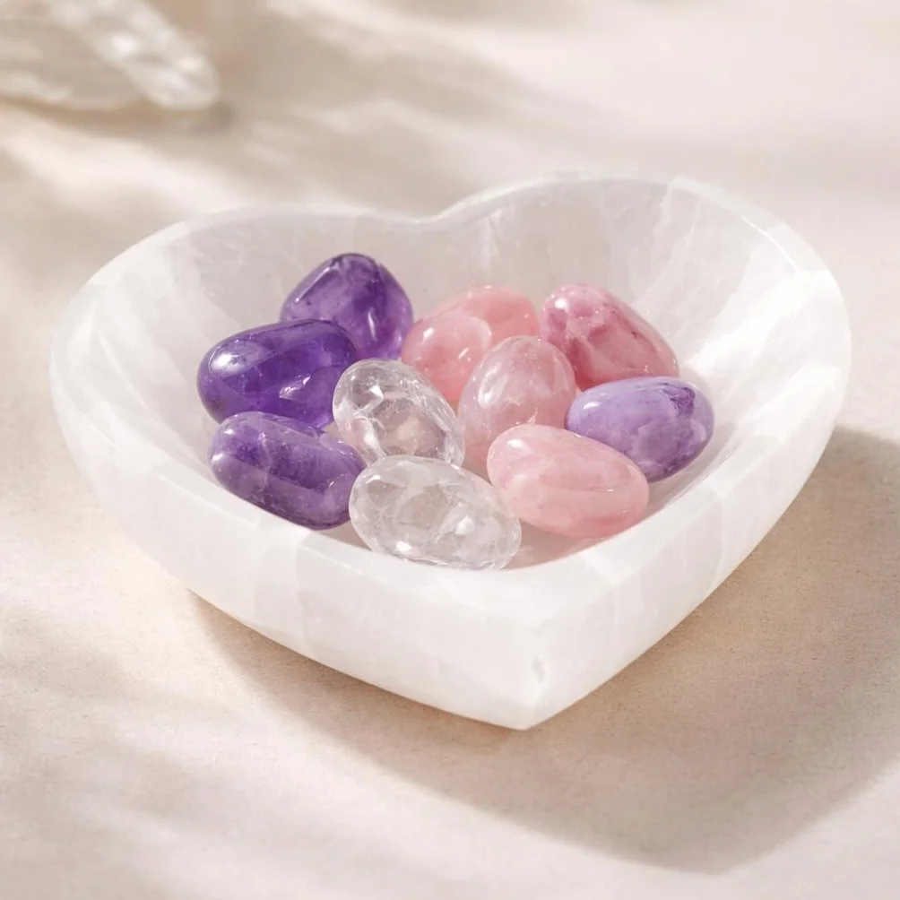 Naturalny selenit miska w kształcie serca 10 x 11 cm kamień szlachetny dekoracja