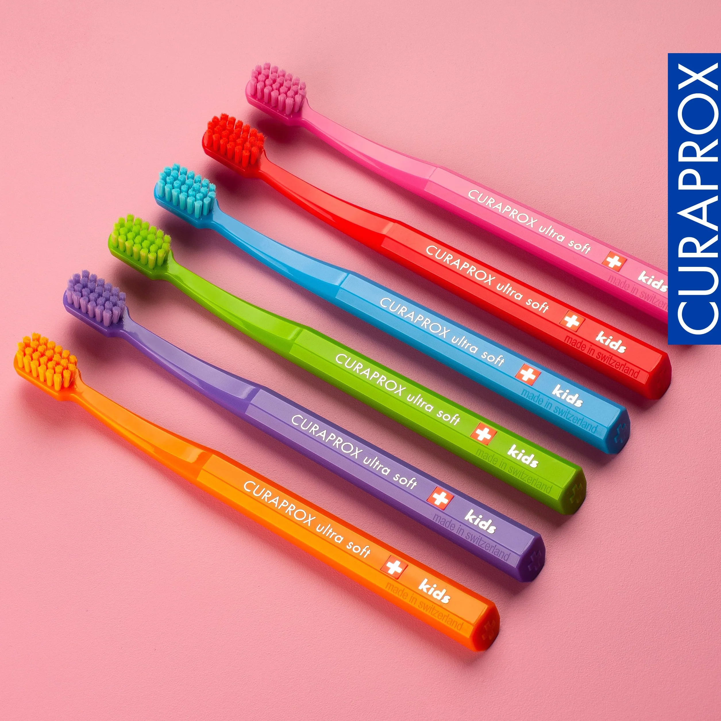 Curaprox CS Kids Toothbrush-dla dzieci w wieku 4-12 lat/Ultra miękkie delikatne czyszczenie / 5500 włókien Curen® / Niebieski/pojedyncze opakowanie/Made in Switzerland