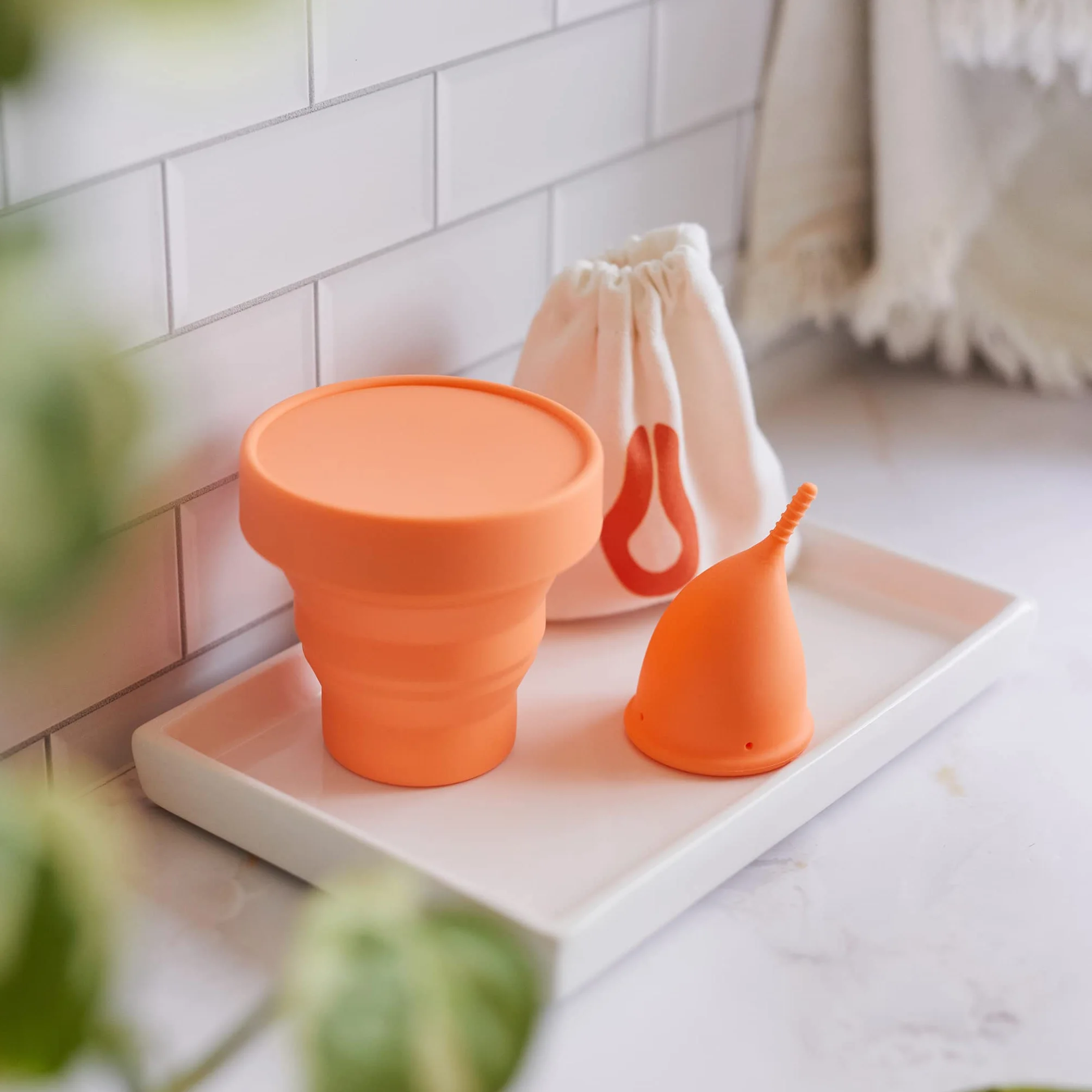 Anatomiczny kubek menstruacyjny dla kobiet z wrażliwością pochwy - wielokrotnego użytku ze składanym sterylizatorem do mikrofalówki S+L