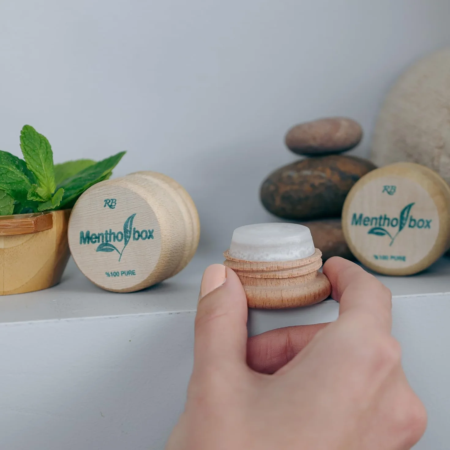 Naturalny kamień mentolowy okrągły z drewnianym uchwytem 6 g do masażu spa