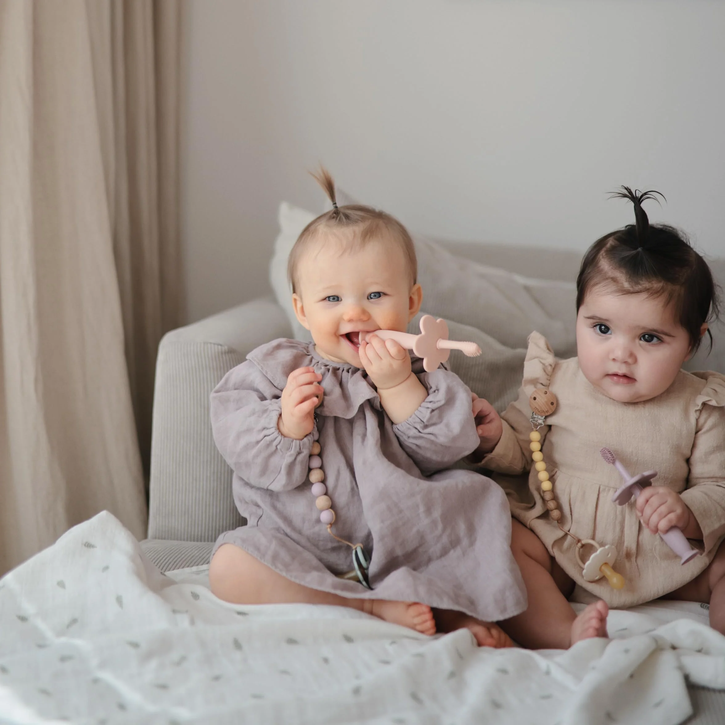 Mushie Silikonowa szczoteczka do zębów treningowych dla niemowląt i małych dzieci z podstawą ssącą, silikon klasy