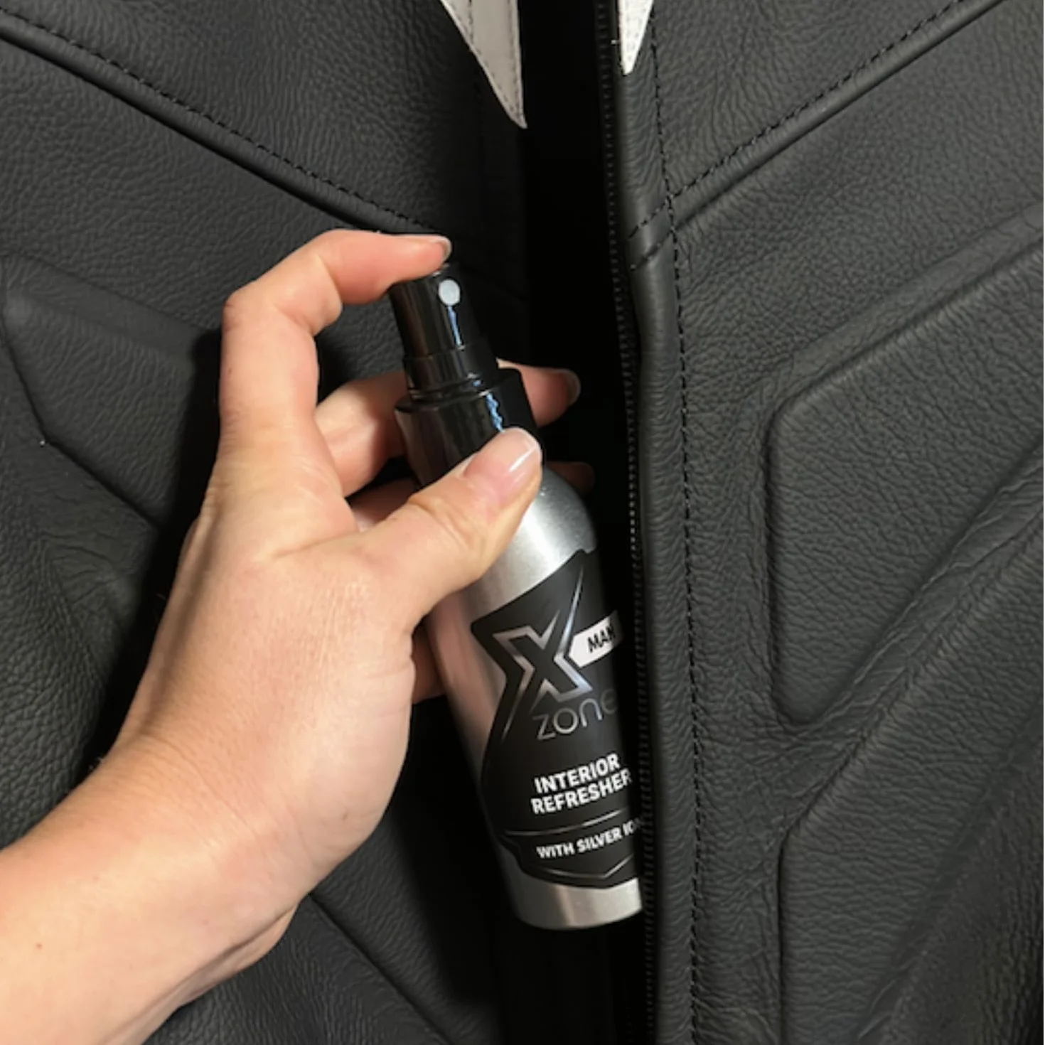 Xzone Odświeżacz odzieży motocyklowej i kask motocyklowy z jonami srebra, 100 ml, aromat w sprayu do ubrania/kasku, tekstylne perfumy blokują rozwój bakterii – długotrwała świeżość, zapach – dla