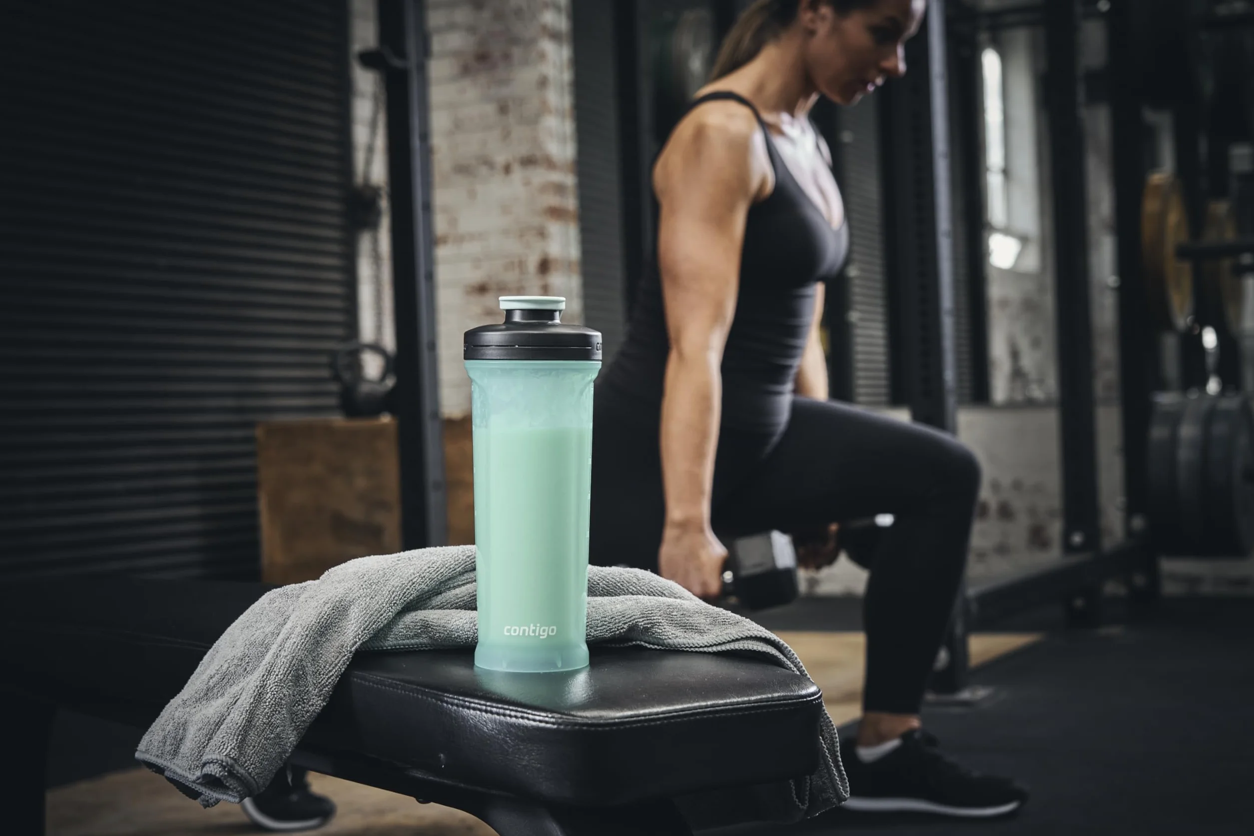 Contigo Shake & Go 2.0 Butelka z wytrząsaczem proteinowym, z kulką mieszającą, duży blender bez BPA, idealna do pudru proteinowego, koktajli odżywczych lub smoothie, szczelna butelka sportowa shake,
