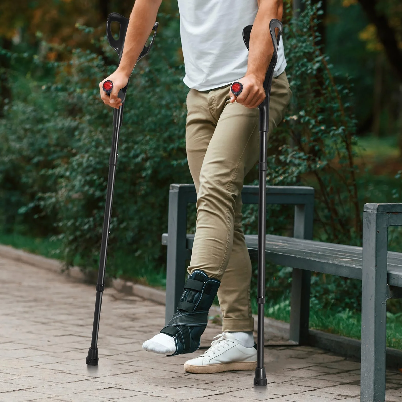 VEVOR Podpórki pod ramiona dla dorosłych, 10-stopniowa regulacja wysokości, składane medyczne podnóżki aluminiowe z otwartym mankietem i antypoślizgową wyściółką