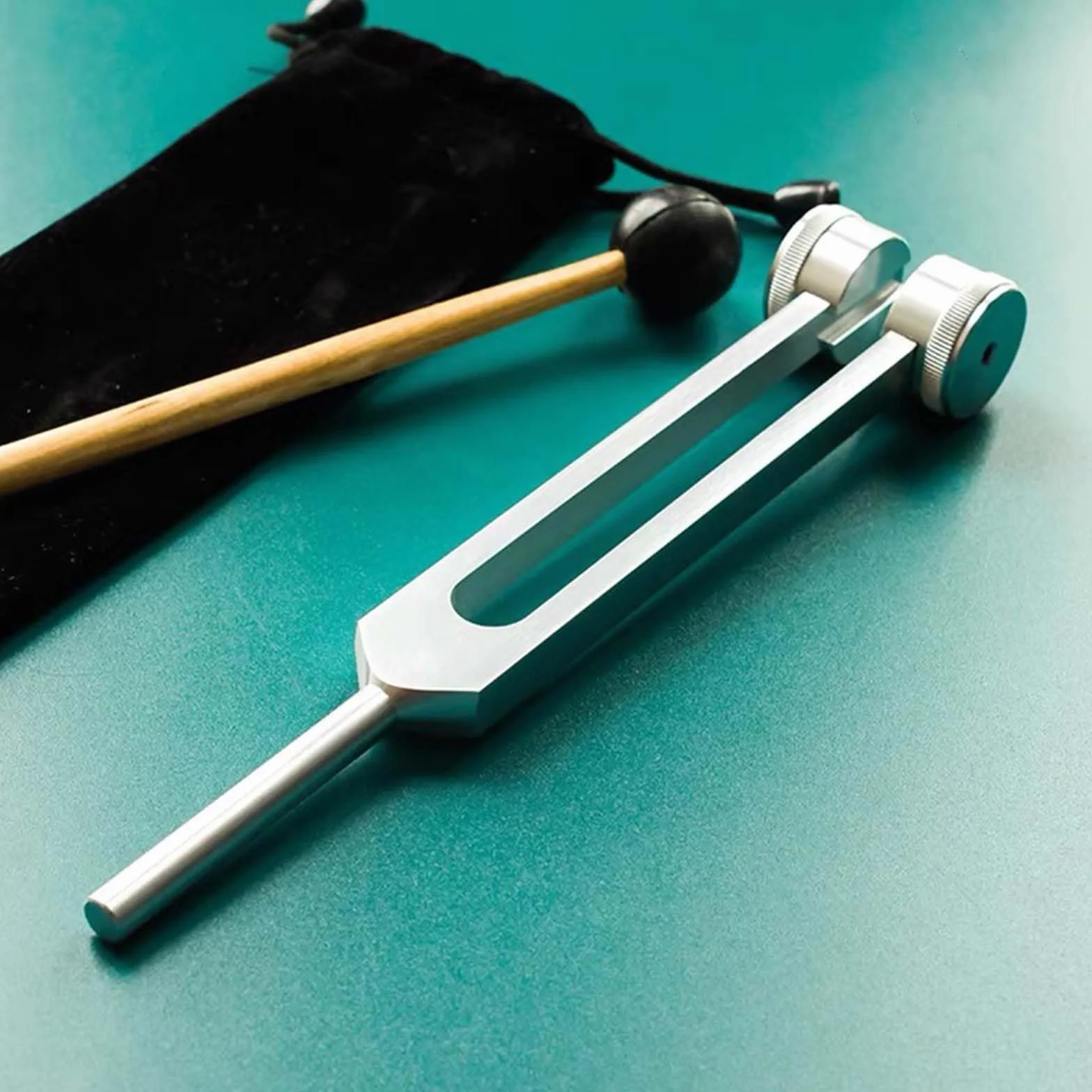 Aluminiowy aparat terapeutyczny 128 Hz z silikonowym młotkiem, zestawem naprawczym i ściereczką do czyszczenia, a wszystko zapakowane w miękką aksamitną torbę do wygodnego transportu i użytkowania